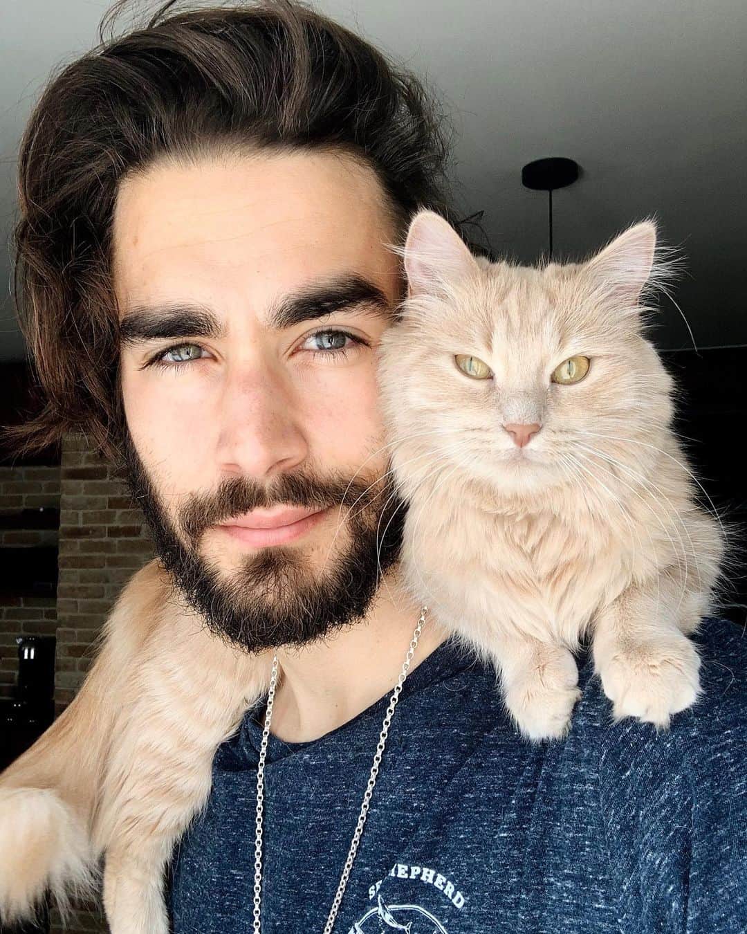 NICOLAS SIMOESのインスタグラム：「Reunited after a week away 😻 In case I wasn’t warm enough 😅」
