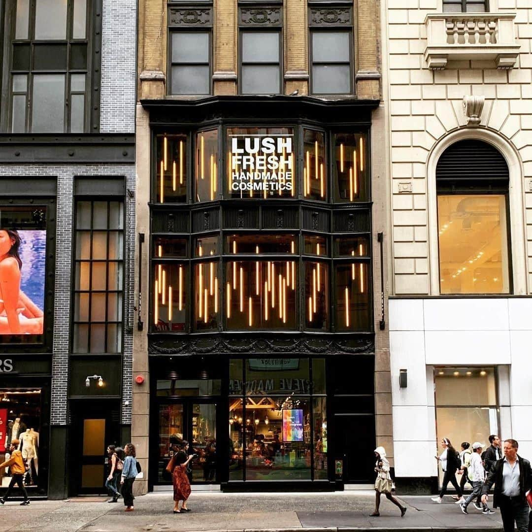 LUSH Cosmeticsさんのインスタグラム写真 - (LUSH CosmeticsInstagram)「When you're about to walk into heaven, it's best to snap a pic. Name your local Lush shop in the comments below - this one is our gorgeous Herald Square location in New York City. 😍❣️/ 📸: @ranchdressingblessing⁠ *⁠ *⁠ *⁠ *⁠ *⁠ #lush #lushcosmetics #lushie #lushlife #handmade #crueltyfree  #vegan #crueltyfreebeauty #greenbeauty #organicbeauty #skincare #vegansofig #vegancosmetics #veganlife #plantbased #veganskincare #crueltyfreecosmetics #ecobeauty #veganliving #veganmakeup」7月1日 3時00分 - lushcosmetics