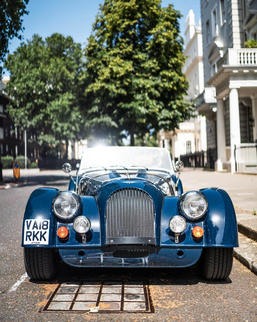 @LONDON | TAG #THISISLONDONさんのインスタグラム写真 - (@LONDON | TAG #THISISLONDONInstagram)「@MrLondon with #ASundayCarPic 🚗💨 featuring the @morganmotor Plus 4. 😱😍 Hand-made. British. Outstanding! 🇬🇧❤️🇬🇧 // #thisislondon #belgravia #morganplus4 #morgan #supercarsoflondon」6月30日 18時01分 - london