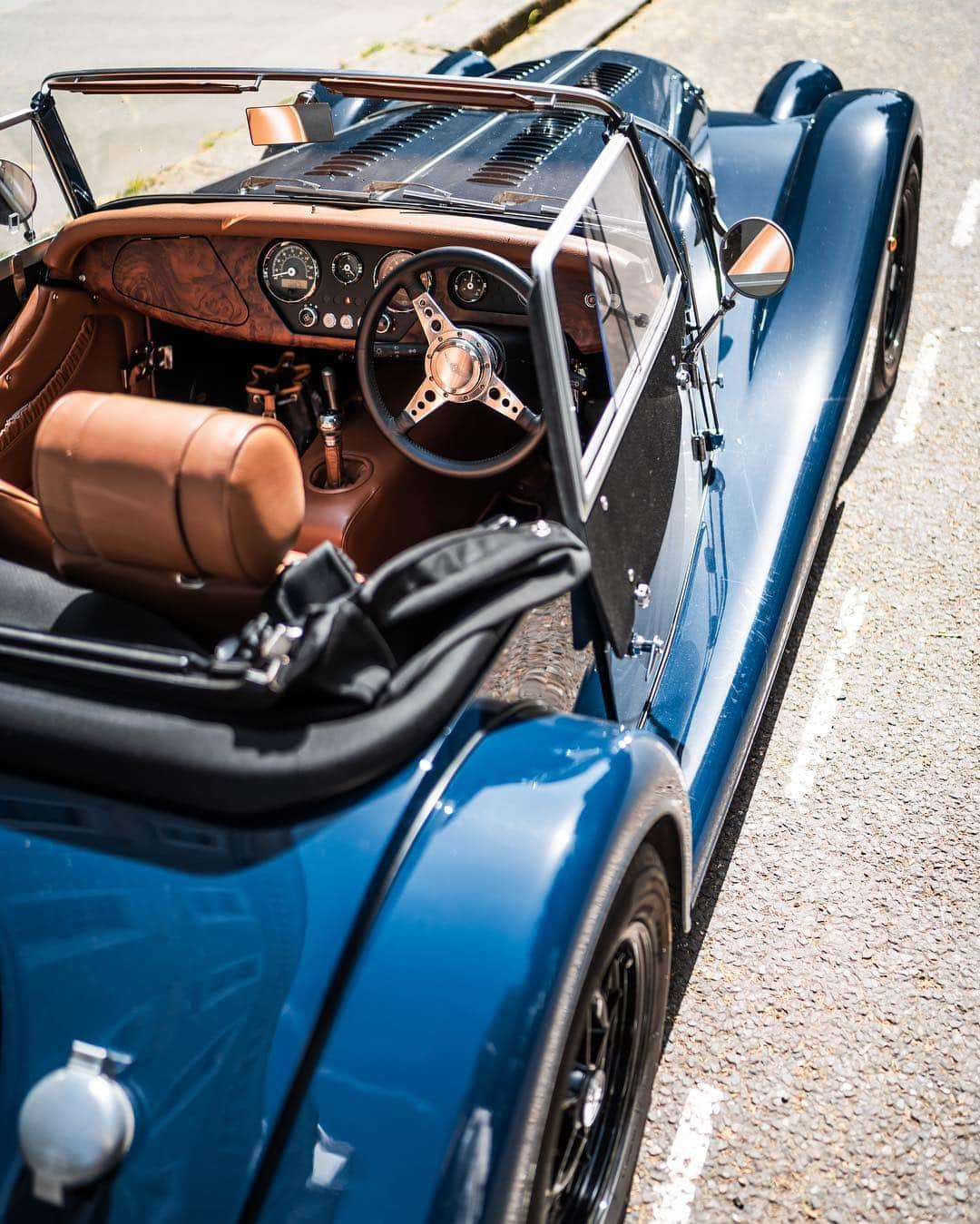 @LONDON | TAG #THISISLONDONさんのインスタグラム写真 - (@LONDON | TAG #THISISLONDONInstagram)「@MrLondon with #ASundayCarPic 🚗💨 featuring the @morganmotor Plus 4. 😱😍 Hand-made. British. Outstanding! 🇬🇧❤️🇬🇧 // #thisislondon #belgravia #morganplus4 #morgan #supercarsoflondon」6月30日 18時01分 - london