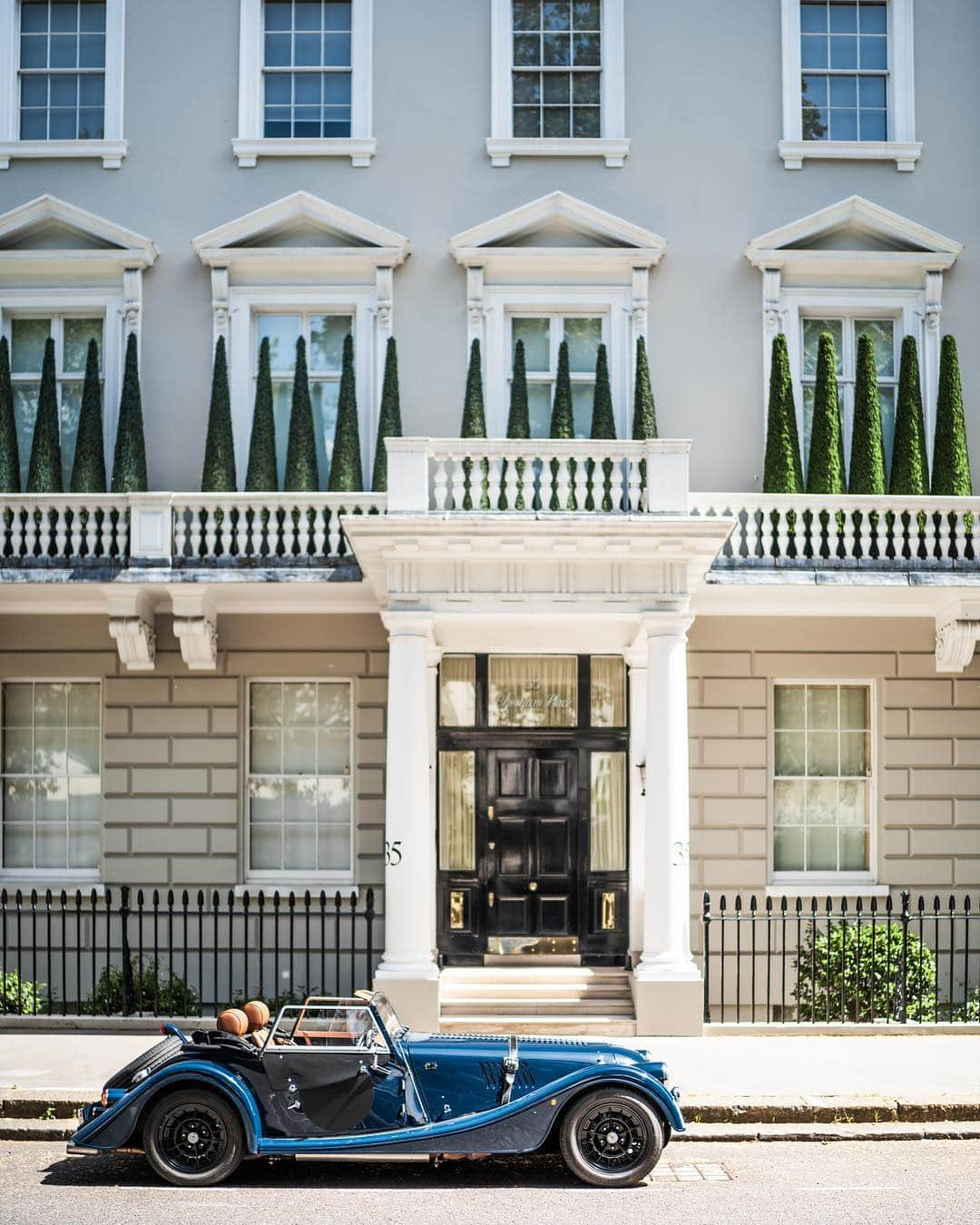 @LONDON | TAG #THISISLONDONさんのインスタグラム写真 - (@LONDON | TAG #THISISLONDONInstagram)「@MrLondon with #ASundayCarPic 🚗💨 featuring the @morganmotor Plus 4. 😱😍 Hand-made. British. Outstanding! 🇬🇧❤️🇬🇧 // #thisislondon #belgravia #morganplus4 #morgan #supercarsoflondon」6月30日 18時01分 - london