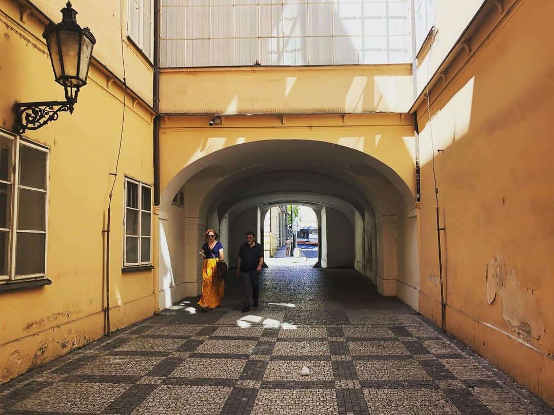 のインスタグラム：「📍Prague  プラハに来ました。旅の目的はそれぞれの国に戻る前にもう一度一緒に旅をしたいなと思って、友達を追ってこの街にきました。私がCzechをチェコリ（日本語アクセントのまま）と呼んでいたら、最初はチェコリじゃない！と友達に怒られたけど、1日でみんなチェコリ色に染まりました。今日も1日チェコリます。  この街はとてもロマンチックです。デンマークは、私にとってロマンチックというよりは、フレンドリーで、コジーな感じ。 ここはもうちょっと、ロマンチック。橋の上で何組もの恋人たちが熱いキッスを交わしています。  そして、物価が安くていい…物価が高すぎるデンマークからくるとコントラストすごい。とても楽しい。  #iphonephotography #czech #czechrepublic🇨🇿 #travelgram #旅ログ #journey」