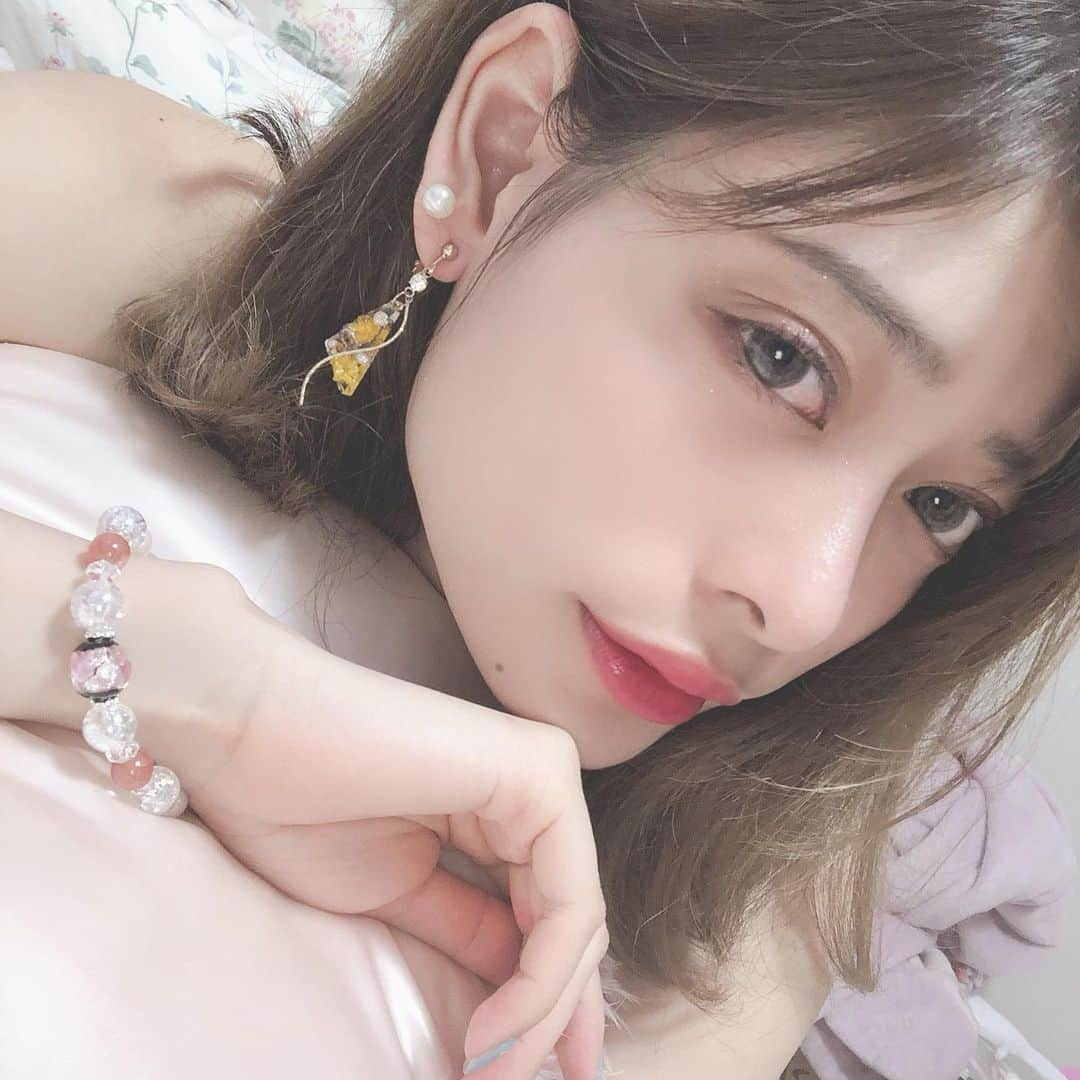 廣澤衣里のインスタグラム：「💗 *  新しいパワーストーンのブレスレット💎﻿ 毎年 新しい石を選んで作ってるけど﻿ 今年は作ってなかったので。。！﻿ ﻿ このブレスレットは、天然石のインカローズで﻿ 過去を癒し未来の幸運をもたらしてくれるそう。﻿ 恋愛運が上がりそう。。♡ (期待！！)﻿ キラキラのホタルガラスが可愛いすぎる。﻿ ﻿ イヤリングは、レジンと生花🌼﻿ *﻿ ﻿ #ストーンマーケット #パワーストーン #ホタルガラス #PR」