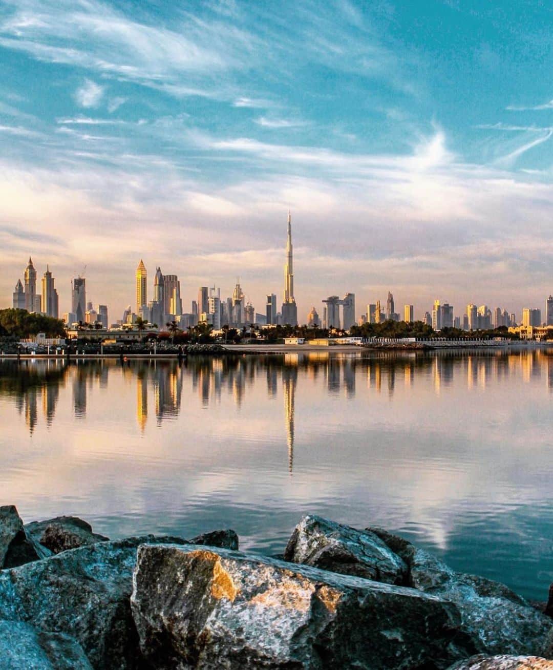 ドバイのインスタグラム：「Dubai Skyline #BurjKhalifa 📷:@raihanhamid_photography」