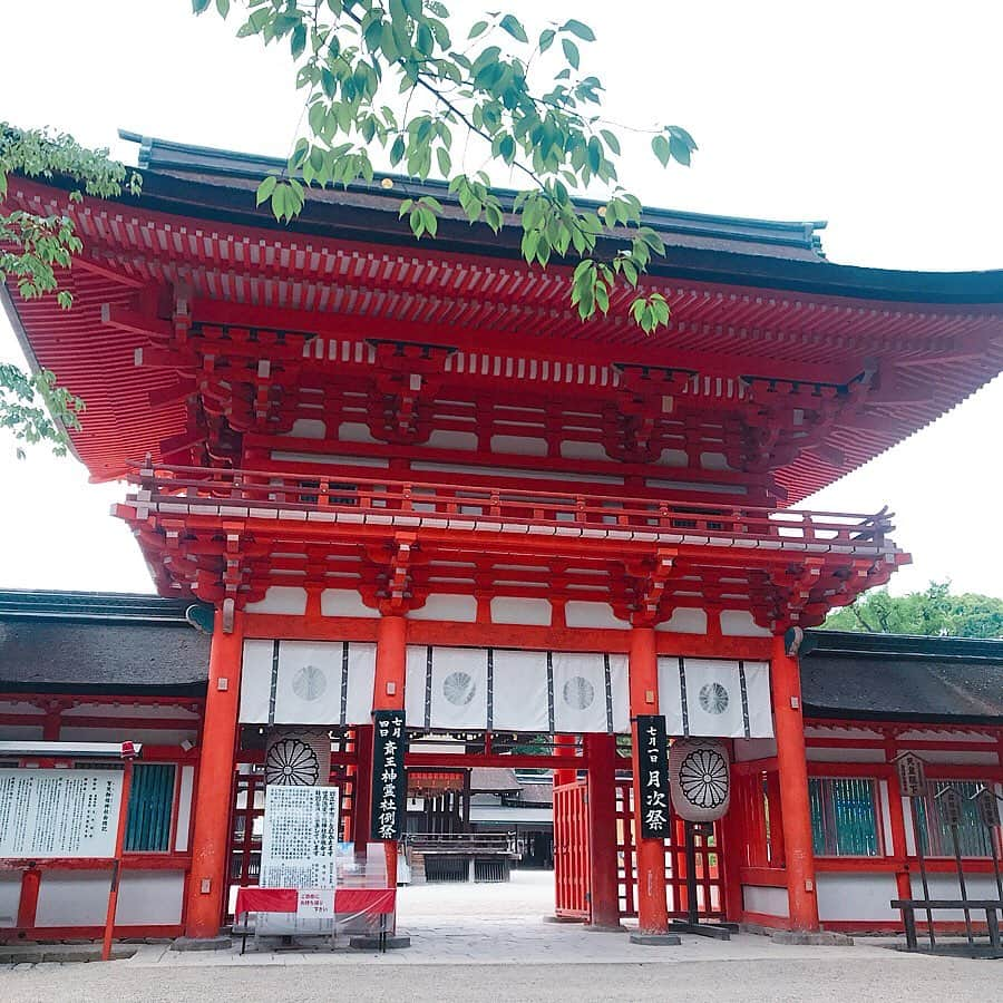 小野寺結衣さんのインスタグラム写真 - (小野寺結衣Instagram)「・﻿ ⛩🎋⛩✨⛩🍃⛩🇯🇵﻿ ﻿ ﻿ ﻿ 数年ぶり、2回目の下鴨神社へ﻿ ﻿ ﻿ ✔️下鴨神社の七不思議のうちの一つ、連理の賢木﻿ (8枚目)﻿ 3本ある御神木のうち2本は幹が途中からくっついてるので縁結びの御神木ともされているそう。﻿ ﻿ またしっかり手を合わせてきました！☺💖👏﻿ ﻿ ﻿ ﻿ ✔️河合神社では念願の #鏡絵馬 ⭐️﻿ 丁寧に描きたかったけど蚊がすごくて刺されまくり﻿ (虫除けスプレーは無意味でした😨)﻿ もう耐えきれずモノ凄いスピードで描いたら‥😅な仕上がりに。﻿ ﻿ まつ毛や髪の毛を生やしてみたら﻿ 何だかギャルチックになってしまったけど﻿ しっかり心は込めてきました🌸笑﻿ ﻿ ﻿ たくさん深呼吸してすっきり🌱﻿ 心が洗われたので内なる美を目指します🙈🔆﻿ ﻿ ﻿ ﻿ #下鴨神社 #賀茂御祖神社 #加茂葵﻿ #七不思議 #相生社 #連理の賢木﻿ #糺の森 #世界文化遺産﻿ #河合神社 #美麗祈願 #美人祈願﻿ #kyoto #京都 #japan #🇯🇵﻿ #干支のお社 わたしは #🐏﻿ #小野寺京都旅」6月30日 18時13分 - yui_onodera0831