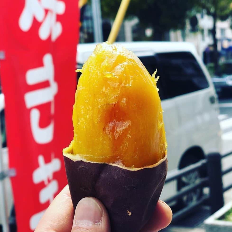 のインスタグラム：「実は冷やしてもおいしいんです🍠 . 冬のイメージがある焼き芋。実は冷やして食べてもおいしいってこと、ご存知でしたか？😉 秋に収穫したものを熟成させることで、とっても甘くなるんだとか。 . 神戸のカリスマ焼き芋屋さん『芋屋Hug』には選りすぐりの品種が勢ぞろい🍠🍠🍠 . 今の季節はアイス感覚でトロットロの「赤箱シルクスイート」をスプーンで食べるのがオススメですよ🥄✨ . 新感覚なおいしさを試してみて✌🏻」