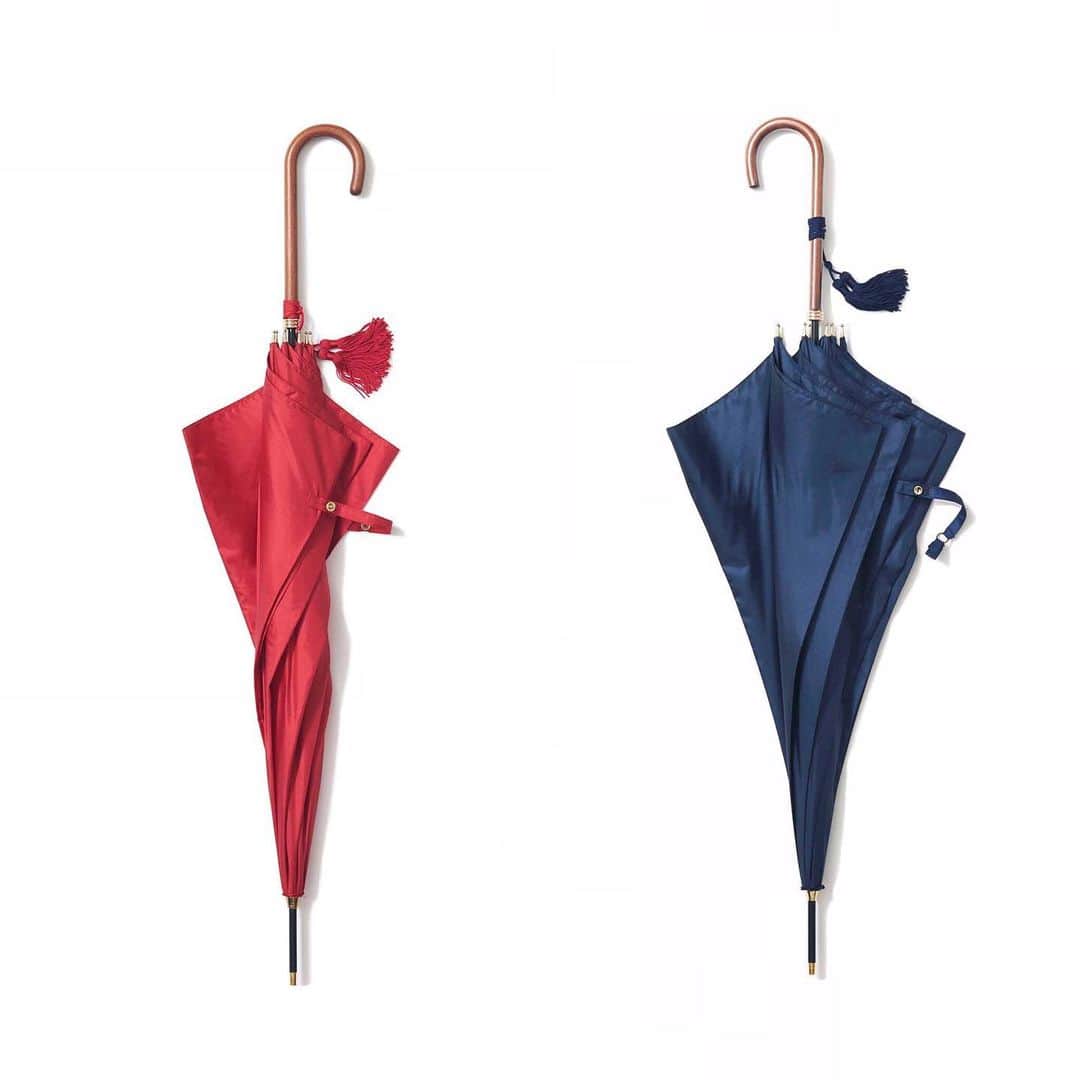 K.KSHOP_officialさんのインスタグラム写真 - (K.KSHOP_officialInstagram)「・ K.Kshop ♦️Recommended♦️ ・ ♦︎WAKAO/長傘(Navy） ・ ♦︎WAKAO/長傘(Red） ・ ・ 昭和13年(1938年)創業の洋傘工房WAKAO。こちらの商品は、定番の細巻スタイル。とても軽く丈夫な雨傘です。 １点１点手作りで、職人の高い技術による独特の丸みのある美しいシルエットが魅力的です。 持ち手は１本１本風合が異なるラタン(籐)調の木製合板でタッセル付きとなっております。 カバーも付いておりますので、カジュアルにも、エレガントにも合わせやすいメイドインジャパンの傘です。 ・ #kkcloset #kkshop #菊池京子 #kyokokikuchi #コーディネート #coordinate #code #ootd #outfit #style #春 #夏 #傘 #雨 #red #navy #madeinjapan #umbrella」6月30日 18時26分 - k.kshop_official