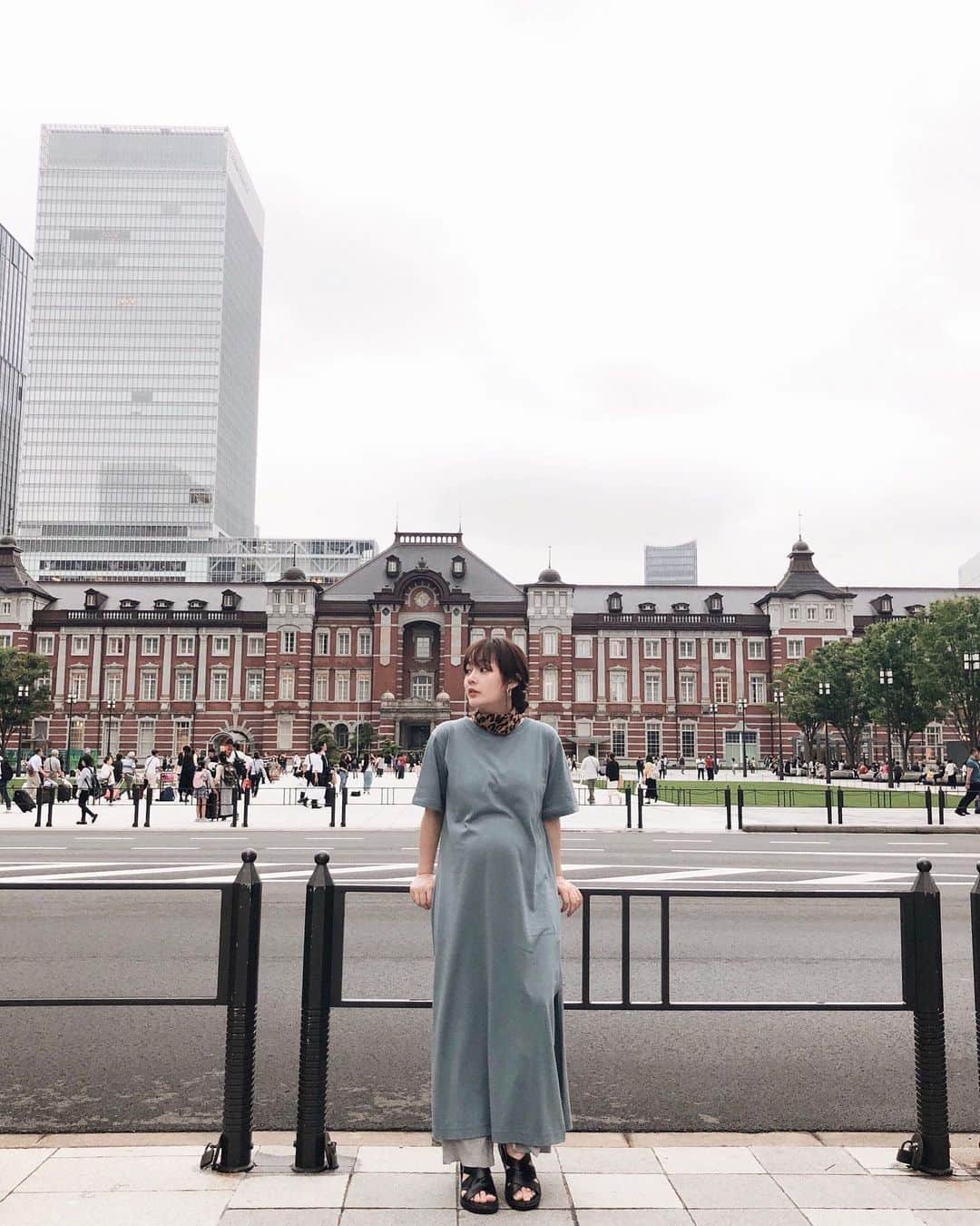 のインスタグラム：「丸の内で母&旦那の誕生日祝い🎂👏 ウィンドウショッピング楽しんだので、良き運動になりました😏⠀ ⠀ #tokyo  #tokyostation」