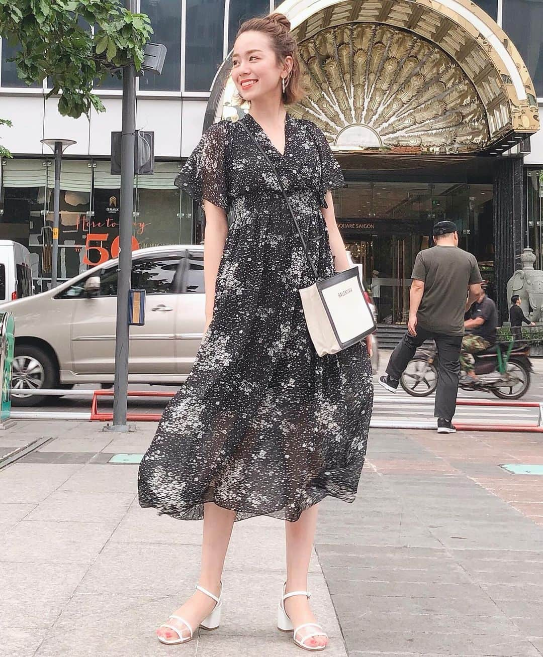 黒田真友香さんのインスタグラム写真 - (黒田真友香Instagram)「カフェラテドーナツ刺し〜ポップコーンを添えて〜  普通に1人で完食した🥺笑 ・ ・ この日のホーチミン🇻🇳は雨が降ったりやんだりだったのでお団子ヘア。  質問が多かったワンピースは昨日に引き続き #fifth の #カシュクールフラワーロングワンピース です🌸  #旅まゆか #ドーナツタワー #フィフス #ワンピースコーデ #fifthtl  #ベトナムカフェ #ホーチミングルメ #ホーチミンカフェ　#旅まゆか_ベトナム」6月30日 18時27分 - kurodamayukaxx