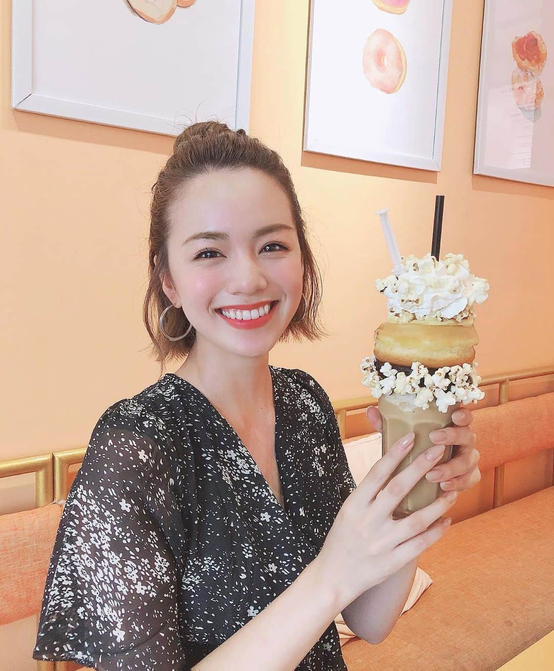 黒田真友香さんのインスタグラム写真 - (黒田真友香Instagram)「カフェラテドーナツ刺し〜ポップコーンを添えて〜  普通に1人で完食した🥺笑 ・ ・ この日のホーチミン🇻🇳は雨が降ったりやんだりだったのでお団子ヘア。  質問が多かったワンピースは昨日に引き続き #fifth の #カシュクールフラワーロングワンピース です🌸  #旅まゆか #ドーナツタワー #フィフス #ワンピースコーデ #fifthtl  #ベトナムカフェ #ホーチミングルメ #ホーチミンカフェ　#旅まゆか_ベトナム」6月30日 18時27分 - kurodamayukaxx