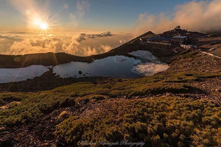 登山*トレッキング*アウトドア『.HYAKKEI』さんのインスタグラム写真 - (登山*トレッキング*アウトドア『.HYAKKEI』Instagram)「日没直前の御嶽山。夕日に照らさ五の池が美しい一枚。 ・ photo by @arubobo ・ ・ あなたの山の思い出picを#hyakkeime で投稿してください！みんなで素敵なお山ギャラリーをつくりましょー！﻿ ・﻿ ・﻿ ・﻿ #登山好きな人と繋がりたい #登山 #山登り #山歩き #山ガール #登山女子 #山ボーイ #山バカ #landscape #絶景 #日本の絶景 #as_archive #vsco #reco_ig #光と影 #広角 #青空 #sky #自然美 #雲海 #夕日 #五の池小屋 #御嶽山」6月30日 18時20分 - hyakkei_me