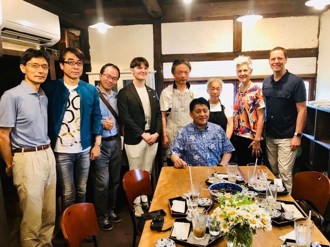 平井卓也さんのインスタグラム写真 - (平井卓也Instagram)「本日は、クールジャパン戦略について議論してきたユーリカ懇談会やCreate Japan WGの有識者の方々を高松にお迎えして、瀬戸内国際芸術祭の作品や美術館を一緒に鑑賞して周ります。高松港には今回ご協力いただいた香川県の浜田知事にも来ていただきました。 まずは、高松港から水上バスで女木島へ。あいにくの雨でしたが、「不在の存在」、「女木島名画座」、「「島の中の小さなお店」プロジェクト」を見た後、隠れ家的なお店、鬼ヶ島倶楽部にて懐かしい骨董品の数々を見せていただきました。 #平井卓也　#自民党　#クールジャパン　#cooljapan　#瀬戸内国際芸術祭 #SETOUCHI TRIENNALE #女木島」6月30日 18時22分 - hiratakuchan0125