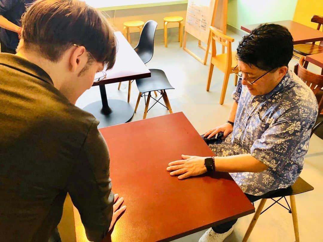 平井卓也さんのインスタグラム写真 - (平井卓也Instagram)「本日は、クールジャパン戦略について議論してきたユーリカ懇談会やCreate Japan WGの有識者の方々を高松にお迎えして、瀬戸内国際芸術祭の作品や美術館を一緒に鑑賞して周ります。高松港には今回ご協力いただいた香川県の浜田知事にも来ていただきました。 まずは、高松港から水上バスで女木島へ。あいにくの雨でしたが、「不在の存在」、「女木島名画座」、「「島の中の小さなお店」プロジェクト」を見た後、隠れ家的なお店、鬼ヶ島倶楽部にて懐かしい骨董品の数々を見せていただきました。 #平井卓也　#自民党　#クールジャパン　#cooljapan　#瀬戸内国際芸術祭 #SETOUCHI TRIENNALE #女木島」6月30日 18時22分 - hiratakuchan0125
