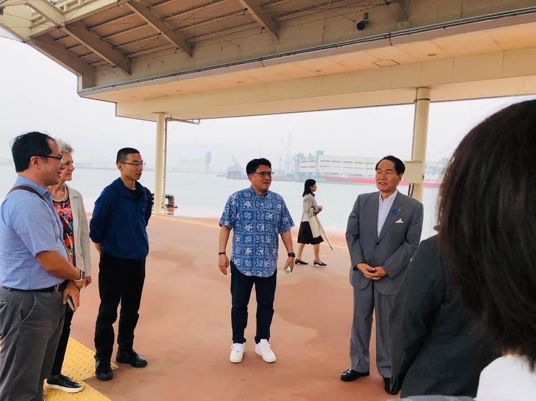 平井卓也さんのインスタグラム写真 - (平井卓也Instagram)「本日は、クールジャパン戦略について議論してきたユーリカ懇談会やCreate Japan WGの有識者の方々を高松にお迎えして、瀬戸内国際芸術祭の作品や美術館を一緒に鑑賞して周ります。高松港には今回ご協力いただいた香川県の浜田知事にも来ていただきました。 まずは、高松港から水上バスで女木島へ。あいにくの雨でしたが、「不在の存在」、「女木島名画座」、「「島の中の小さなお店」プロジェクト」を見た後、隠れ家的なお店、鬼ヶ島倶楽部にて懐かしい骨董品の数々を見せていただきました。 #平井卓也　#自民党　#クールジャパン　#cooljapan　#瀬戸内国際芸術祭 #SETOUCHI TRIENNALE #女木島」6月30日 18時22分 - hiratakuchan0125