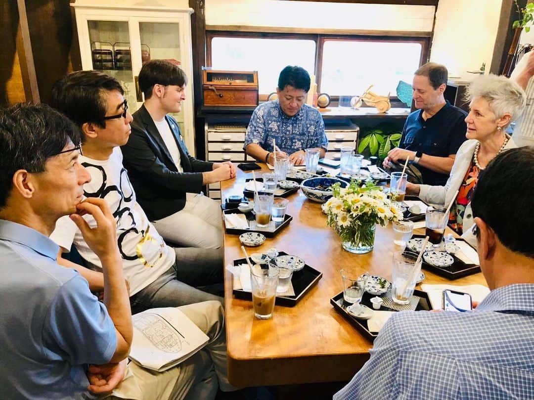 平井卓也さんのインスタグラム写真 - (平井卓也Instagram)「本日は、クールジャパン戦略について議論してきたユーリカ懇談会やCreate Japan WGの有識者の方々を高松にお迎えして、瀬戸内国際芸術祭の作品や美術館を一緒に鑑賞して周ります。高松港には今回ご協力いただいた香川県の浜田知事にも来ていただきました。 まずは、高松港から水上バスで女木島へ。あいにくの雨でしたが、「不在の存在」、「女木島名画座」、「「島の中の小さなお店」プロジェクト」を見た後、隠れ家的なお店、鬼ヶ島倶楽部にて懐かしい骨董品の数々を見せていただきました。 #平井卓也　#自民党　#クールジャパン　#cooljapan　#瀬戸内国際芸術祭 #SETOUCHI TRIENNALE #女木島」6月30日 18時22分 - hiratakuchan0125