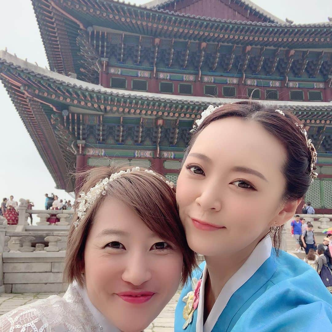 みかんさんのインスタグラム写真 - (みかんInstagram)「しばし旅の思い出photoにお付き合い下さい❤️ チョゴリ着て〜の景福宮(キョンボックン)観光🇰🇷 とりあえずすげぇ〜観光客と暑さで4時間チョゴリのレンタルも暑すぎて2時間でギブでしたwww #プライベート初海外 #高2の時に修学旅行で来た以来 #韓国 #キョンボックン #チョゴリ #チョゴリ映え」6月30日 18時23分 - mikan02241984