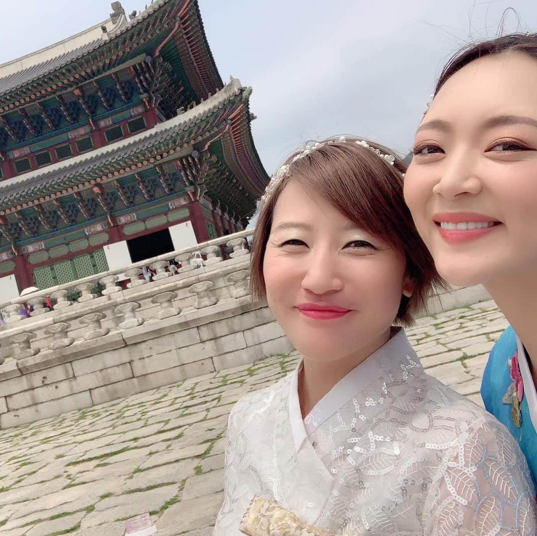 みかんさんのインスタグラム写真 - (みかんInstagram)「しばし旅の思い出photoにお付き合い下さい❤️ チョゴリ着て〜の景福宮(キョンボックン)観光🇰🇷 とりあえずすげぇ〜観光客と暑さで4時間チョゴリのレンタルも暑すぎて2時間でギブでしたwww #プライベート初海外 #高2の時に修学旅行で来た以来 #韓国 #キョンボックン #チョゴリ #チョゴリ映え」6月30日 18時23分 - mikan02241984