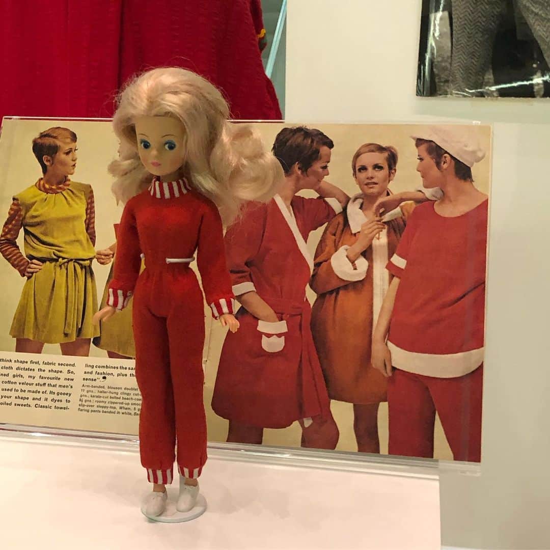 オランピアルタンさんのインスタグラム写真 - (オランピアルタンInstagram)「Mary Quant at the @vamuseum ❤️ Red onesie on the floor, red onesie on a Daisy doll 💃🏻💃🏻 #maryquant #onesies」6月30日 18時35分 - olympialetan