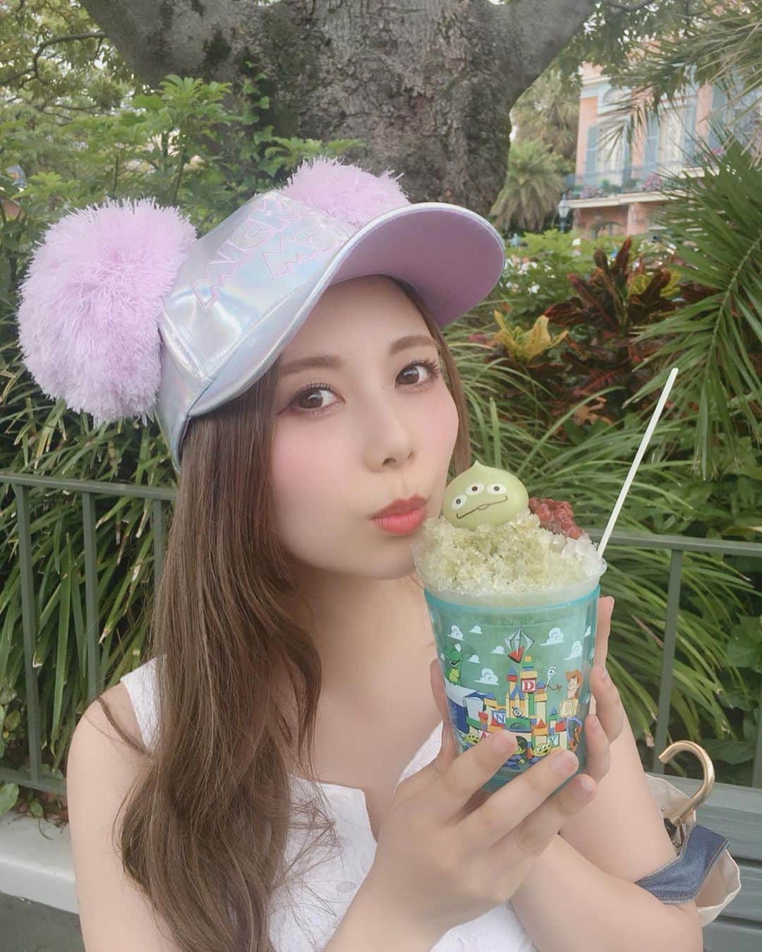 西村季里子のインスタグラム：「・ 💚抹茶あずきのシェイブアイスと 🖤バニラスムージー&コーヒーゼリーが めちゃくちゃ美味しかった🤢❤️ 食べ歩きのものも合わせたら どれくらい食べたんだろう…🙉🍫🍒 入れ物もかわいくって スーベニアカップとかつい買っちゃう💞 ・ #disney #disneyland #tokyodisneyland  #disneyresort #tokyodisneyresort  #ディズニー#ディズニーランド#東京ディズニーランド #舞浜#ミッキー#ミッキーマウス#mickey  #キャップ#ミッキーキャップ#派手 #ディズニーコーデ#ワンピ#ワンピース #レディアゼル#ツーデイズ#食べ歩き #七夕#限定#スーベニア #トイストーリー #シェイブアイス #スムージー#リトルグリーンまん  #follow#followme」