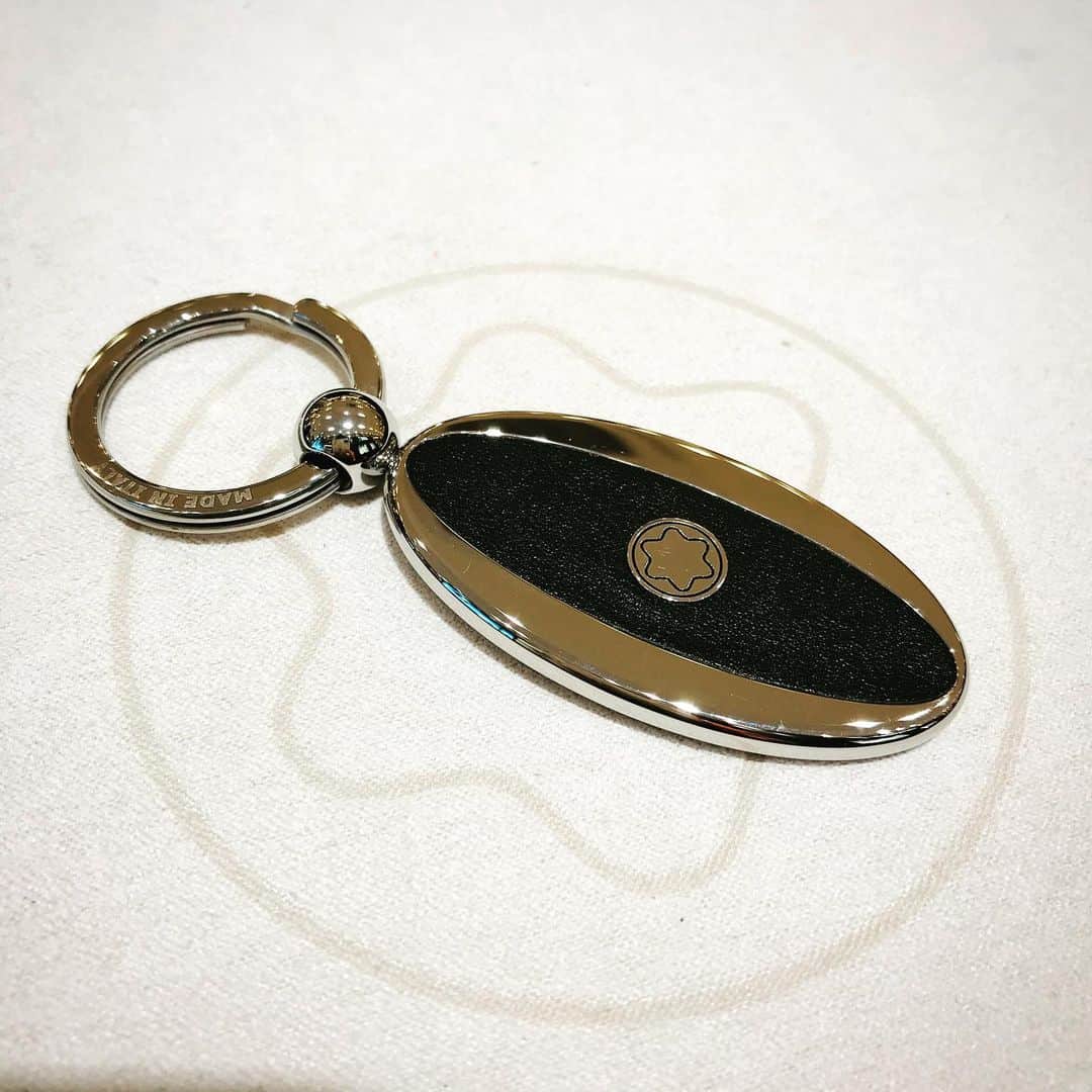 のインスタグラム：「普段サラッと使用している小物にこだわりが見えたら凄く素敵で、持っているものひとつで会話が広がるかもしれませんね😊 【MONTBLANC】 <Key Fob Oval Metal&LT> ￥18,360(税込)  #montblanc #モンブラン #キーリング #madeinitaly🇮🇹 #ホワイトスター #おしゃれ #さりげない #スマート #大人 #okayama  #セレクトショップ #omotechostylestore」