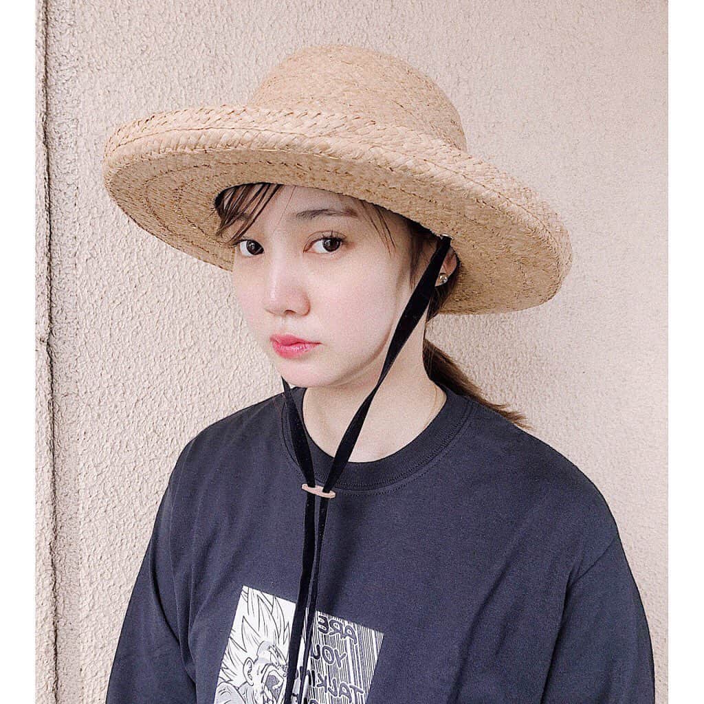 西本早希のインスタグラム：「・ 今年は 絶対焼かないと決めたので フェス用に帽子を👒🏕🍉！ 紐付き狙ってたから嬉しい 🥺！ ・ 今年のサンセットもたのしみ 🍺🌈！ ・ なんか メイクしないと眉毛穴あいてるね 🕳 #ca4la_rockfesfair #ca4la #夏フェス」