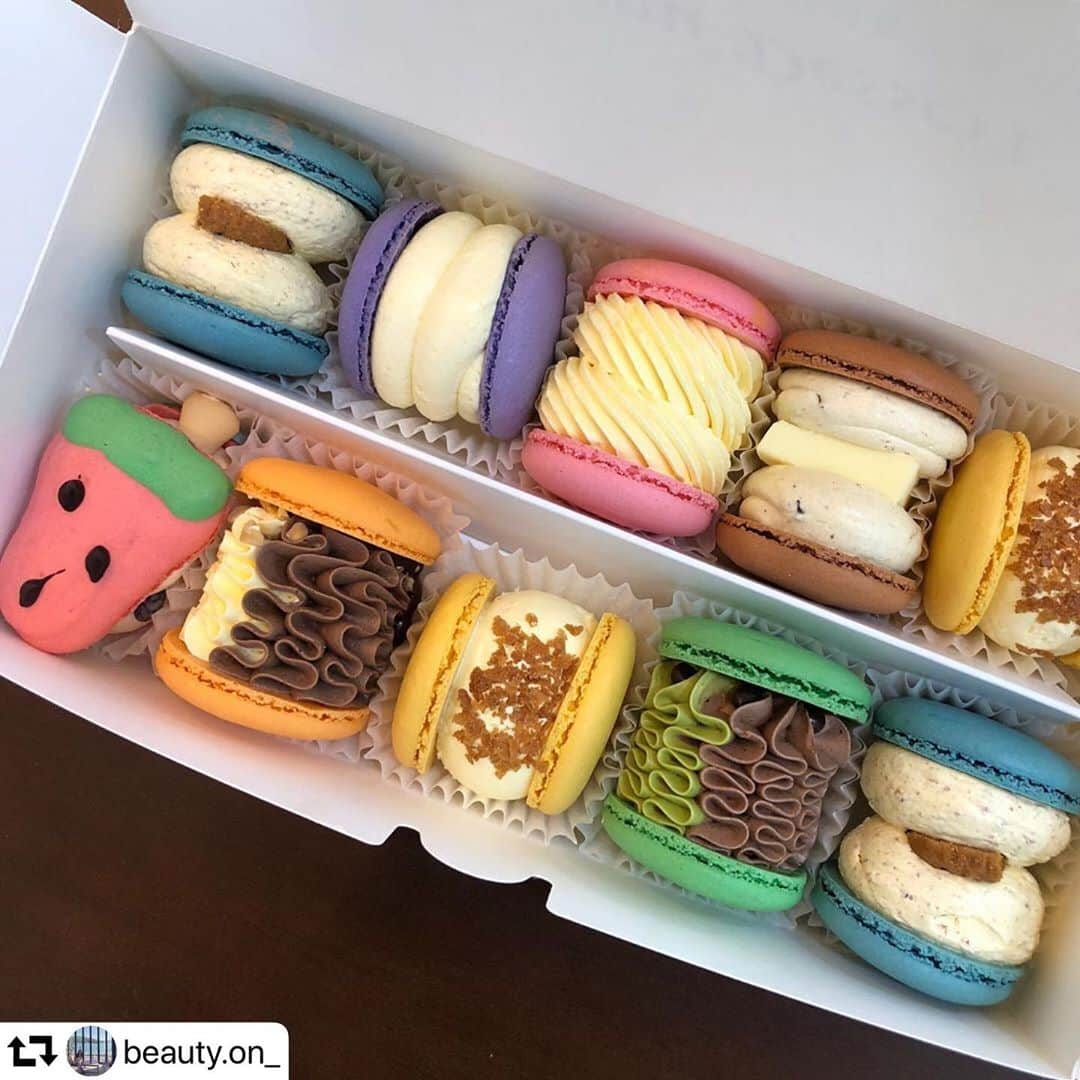 SKINGARDEN［スキンガーデン］さんのインスタグラム写真 - (SKINGARDEN［スキンガーデン］Instagram)「#マカロン #마카롱 🍭🍬🌈 ﻿﻿ ﻿﻿ #韓国 でいま太っちょマカロン #뚱카롱 ﻿﻿ が大ブーム🐰🍭💕﻿﻿ ﻿﻿ 可愛すぎる見た目にクリームたっぷり🤤🍬🌈 ﻿﻿ ﻿﻿ ﻿ photo by @beauty.on_  @scoop_dang_bakery ﻿ @_daldam_ @sweet_signal ﻿ ﻿﻿ #skingarden #スキンガーデン #新大久保 #신오쿠보 #韓国メイク #韓国コスメ #한국메이크업 #메이크업 #코스메틱 #イベント #g9skin #berrisome #elishacoy #日韓 #좋아요 #instagood #しのくぼ #韓国ファッション #韓国好きな人と繋がりたい #エチュードハウス #3ce #셀카 #얼짱 #ootd #インスタ映え #オルチャンメイク」6月30日 18時37分 - skingarden.jp