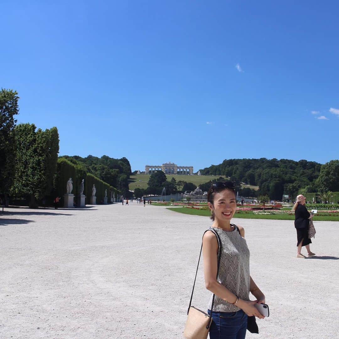 篠原菜月さんのインスタグラム写真 - (篠原菜月Instagram)「世界遺産のシェーンブルン宮殿へ！﻿ 広大な庭園も素晴らしかった👏🌹﻿ 30度超えていて暑い☀️ ﻿ ﻿ ﻿ #Austria#wien#trip#travel#summer#vacation#オーストリア#ウィーン#シェーンブルン宮殿#世界遺産#旅行#夏休み#庭園#散策」6月30日 18時37分 - natsukishinohara