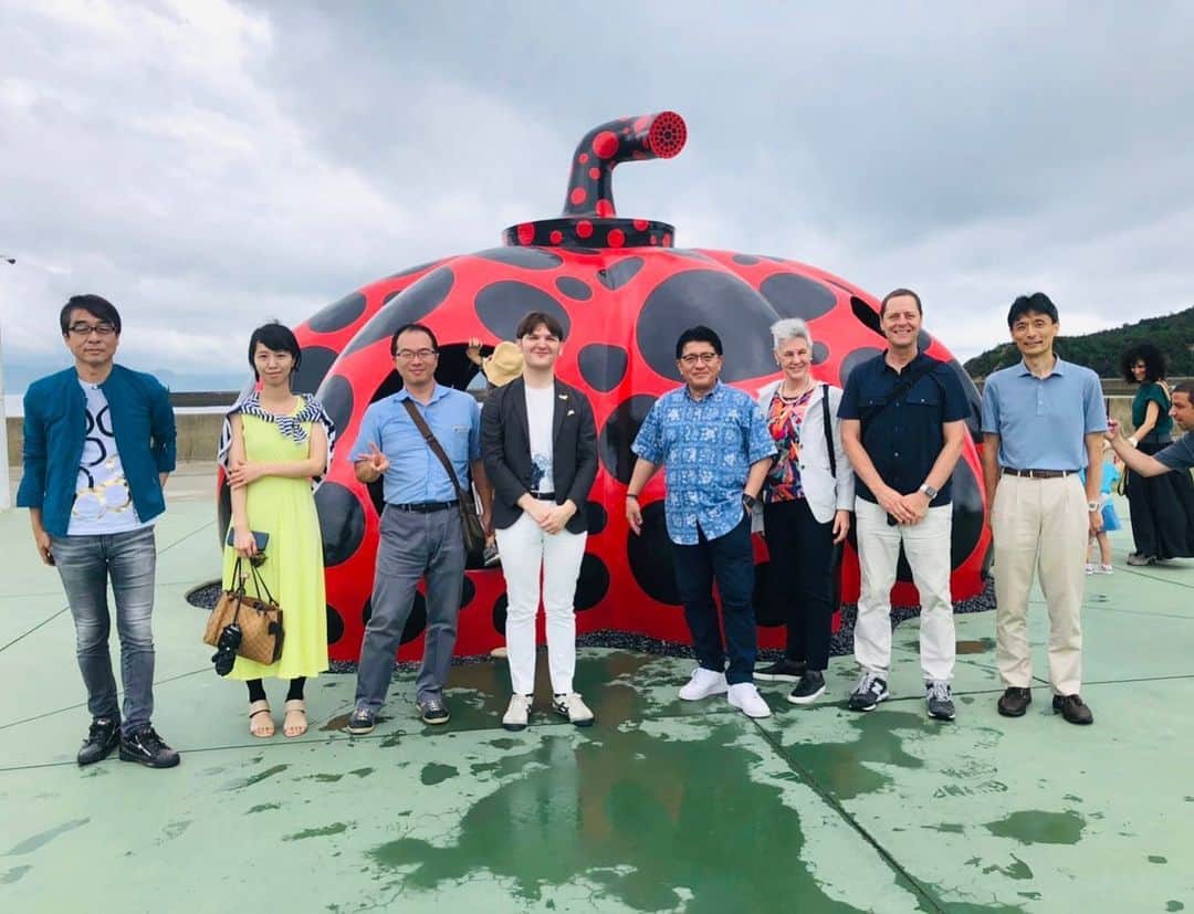 平井卓也さんのインスタグラム写真 - (平井卓也Instagram)「女木島から水上バスで直島に移動。宮浦港近くの草間彌生さんの「赤カボチャ」、藤本壮介さんの「直島パヴィリオン」を見た後、ベネッセハウスミュージアムを訪問。昼食を取りながら有識者の皆さんと様々な意見交換。午前中の雨も止み、すっかり晴天になりました。その後、安藤忠雄さんが設計した李禹煥美術館、地中美術館を訪問。芸術家と建築家、そして瀬戸内の自然との素晴らしいコラボでした。直島の最後に草間彌生さんの「黄カボチャ」を鑑賞しました。 #平井卓也　#自民党　#クールジャパン　#cooljapan #瀬戸内国際芸術祭 #SETOUCHI TRIENNALE #直島」6月30日 18時38分 - hiratakuchan0125