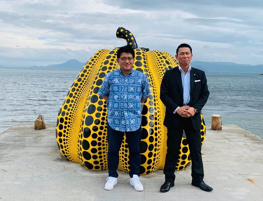 平井卓也さんのインスタグラム写真 - (平井卓也Instagram)「女木島から水上バスで直島に移動。宮浦港近くの草間彌生さんの「赤カボチャ」、藤本壮介さんの「直島パヴィリオン」を見た後、ベネッセハウスミュージアムを訪問。昼食を取りながら有識者の皆さんと様々な意見交換。午前中の雨も止み、すっかり晴天になりました。その後、安藤忠雄さんが設計した李禹煥美術館、地中美術館を訪問。芸術家と建築家、そして瀬戸内の自然との素晴らしいコラボでした。直島の最後に草間彌生さんの「黄カボチャ」を鑑賞しました。 #平井卓也　#自民党　#クールジャパン　#cooljapan #瀬戸内国際芸術祭 #SETOUCHI TRIENNALE #直島」6月30日 18時38分 - hiratakuchan0125