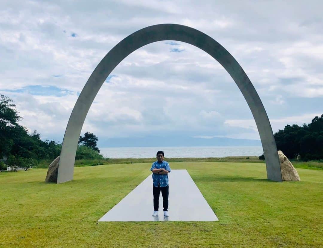 平井卓也さんのインスタグラム写真 - (平井卓也Instagram)「女木島から水上バスで直島に移動。宮浦港近くの草間彌生さんの「赤カボチャ」、藤本壮介さんの「直島パヴィリオン」を見た後、ベネッセハウスミュージアムを訪問。昼食を取りながら有識者の皆さんと様々な意見交換。午前中の雨も止み、すっかり晴天になりました。その後、安藤忠雄さんが設計した李禹煥美術館、地中美術館を訪問。芸術家と建築家、そして瀬戸内の自然との素晴らしいコラボでした。直島の最後に草間彌生さんの「黄カボチャ」を鑑賞しました。 #平井卓也　#自民党　#クールジャパン　#cooljapan #瀬戸内国際芸術祭 #SETOUCHI TRIENNALE #直島」6月30日 18時38分 - hiratakuchan0125