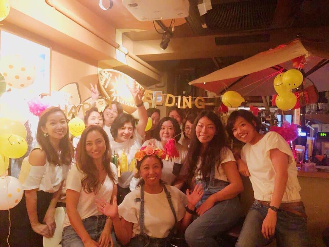 のインスタグラム：「・ まなちゃん独身最後の女子会🏄‍♀️🌴 お嫁に行っても海も山も川も行こうね👏🌈 @mana1202  #おめでとうでいっぱい👰 #大概みんな黒い👱🏾‍♀️」