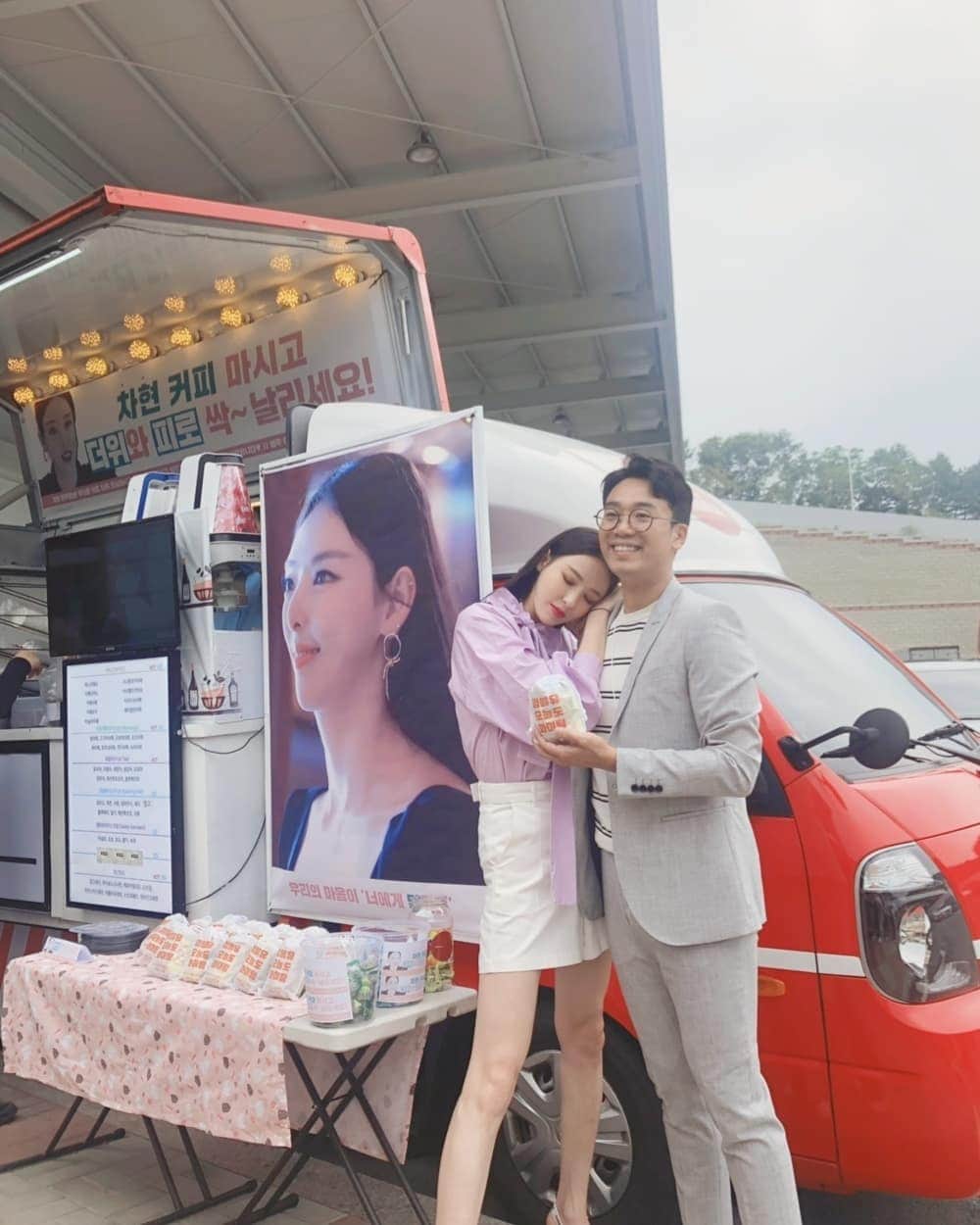 イ・ダヒさんのインスタグラム写真 - (イ・ダヒInstagram)「표준수..용서해줄게🤦‍♀️ (근데..용서하지말래..잠시만 친했던걸로..👋) 설지환 보고있나..?😏 #검색어를입력하세요www #검블유 #촬영장」6月30日 18時39分 - dahee0315