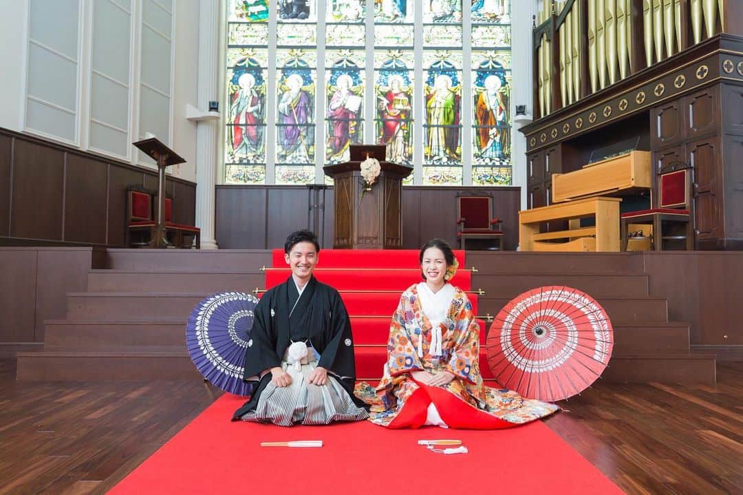 神戸セントモルガン教会さんのインスタグラム写真 - (神戸セントモルガン教会Instagram)「@kobe_st.morgan_church をフォローして、 #神戸セントモルガン教会 でお写真を投稿してくださいね* . ------------------- ステンドグラスの輝くチャペルには 純白のウエディングドレスがぴったりですが 実は和装も人気なんです◎ このように和装の刺繍やお色味にももぴったり合います❁ ------------------- . ▽予約はTOPのリンクから❁ お問い合わせはDMに** >>>@kobe_st.morgan_church ------------------- #結婚式 #ウェディング  #神戸花嫁 #神戸プレ花嫁  #関西花嫁 #神戸花嫁会 #神戸セントモルガン教会  #セントモルガン教会  #神戸結婚式 #KOBE #式場迷子 #ブライダルフェア #TAGAYA #weddingtbt #Dressy花嫁 #marryxoxo #ウェディングニュース #大聖堂 #チャペル #和装 #前撮り」6月30日 18時42分 - kobe_st.morgan_church