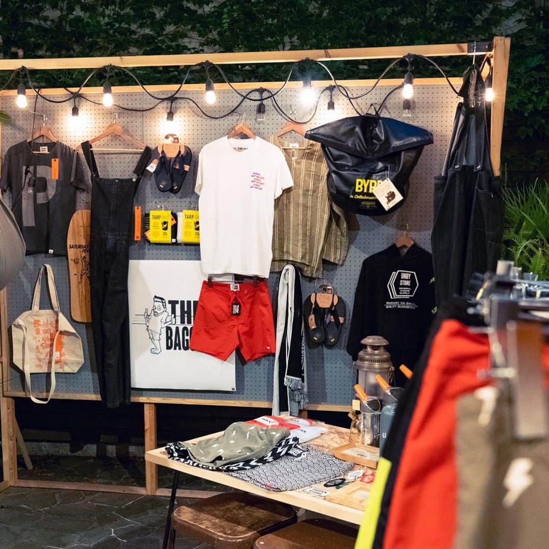 UNBY GENERAL GOODS STOREのインスタグラム：「PIPPEN STORE&THM / WAX ”BRIDGING EAST and WEST” POP UP STORE  もう、大好きな夏が待ちきれない！UNBY GENERAL GOODS STOREの中庭がビーチスタイルグッズストアに変身。 オルタネイティブサーファー、ビーチライフを楽しむ人々に愛され続けてきたボードショーツブランド”THM” @thm1978 国内、国外を問わず洗練されたブランドをとりいれ、新しいビーチライフスタイルの提案する”PIPPEN STORE”。 @pippenstore  ローカルズオンリーなんてどうか言わないで！愛知（ウエスト）から発信する素敵なビーチライフスタイルブランドが原宿（イースト）のUNBYの中庭にやってきました！ 秋からUNBYにてお取り扱いがはじまるブランド “WAX”と ”PIPPEN SUPPLY” ”UNBY GENERAL GOODS STORE”のトリプルネームTシャツも数量限定で登場、夏アイテムを見に来てください。」