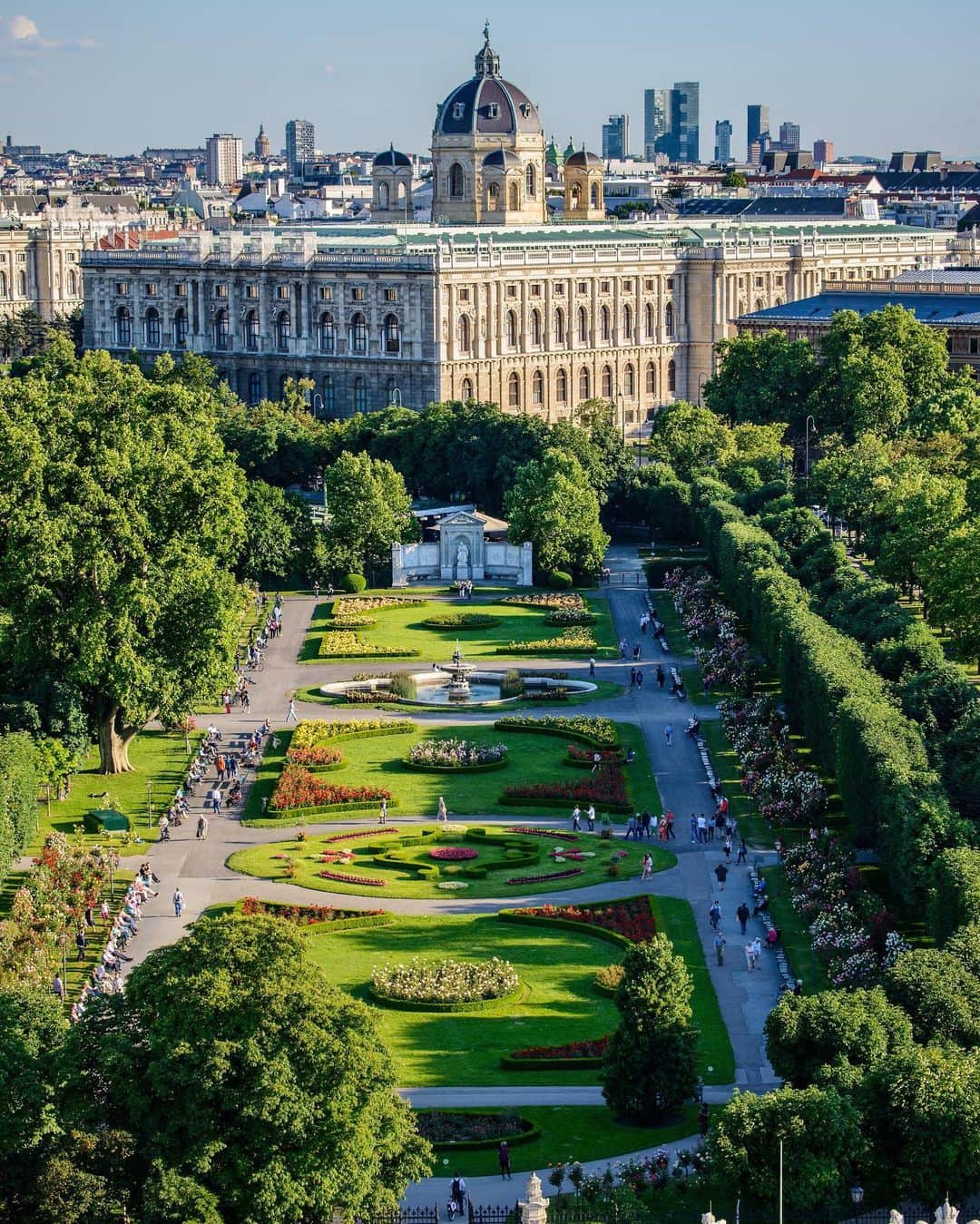 Wien | Viennaさんのインスタグラム写真 - (Wien | ViennaInstagram)「The amazing Volksgarten from above. It is located right in the heart of Vienna - surrounded by some of the most stunning buildings in Vienna such as the Parliament, the Hofburg Palace, the Natural History Museum as well as the Art History Museum. Have you visited this garden when you were in Vienna? 🌹⛲️ by Christian Stemper #ViennaNow」6月30日 18時45分 - viennatouristboard