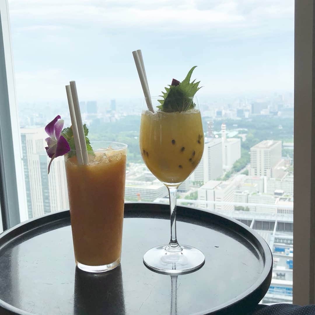 Miyu Toyonagaさんのインスタグラム写真 - (Miyu ToyonagaInstagram)「🍹🥭Almost too pretty to drink. Lovely time on 51F, the best view of city at @andaztokyo　🗼  My One-Piece is by @issalondon  最高の時間だった💕」6月30日 18時46分 - miyu_toyonaga