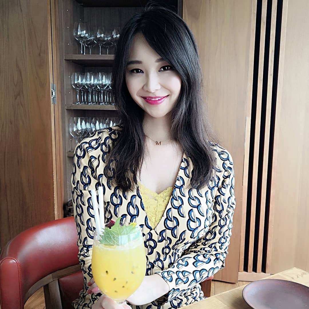 Miyu Toyonagaのインスタグラム：「🍹🥭Almost too pretty to drink. Lovely time on 51F, the best view of city at @andaztokyo　🗼  My One-Piece is by @issalondon  最高の時間だった💕」