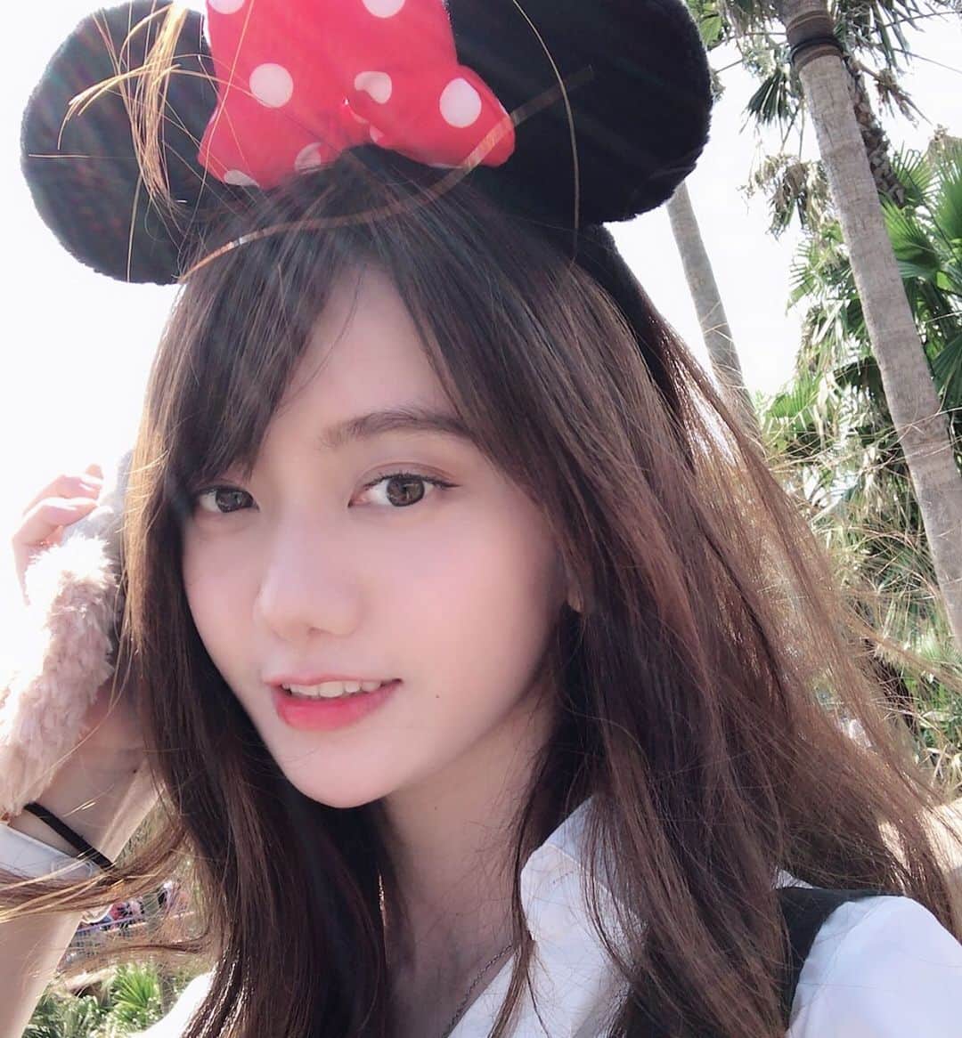 羅晴のインスタグラム：「來迪士尼一定要三八阿花一下🥳 #tokyo #tokyodisneysea #tokyodisneyland #minniemouse」