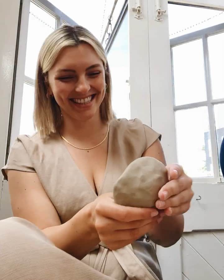 Estée Lalondeのインスタグラム：「How fun is it to make real things with your real hands?! Now I want all of my mugs and bowls and plates to be handmade 😍 Have you tried pottery before? What creative hobbies are you into? 💕 ————— @daisy_jewellery #esteelalondeXdaisy @kanalondon @aritzia jumpsuit」