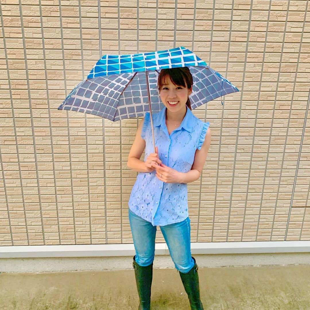 中橋舞さんのインスタグラム写真 - (中橋舞Instagram)「. 雨が続くね😹 その分今まで履いていなかった #レインブーツ も登場する #雨の日コーデ . . 傘を電車に忘れるそそっかしさも兼ね備えているので😹傘は #折りたたみ傘 率も高め👍 . #estaa #エスタ #moonbat #傘　 雨の日に聴きたくなるのは ドリカムの #晴れたらいいね 早く晴れてほしいな☀️ . . 男女兼用で使えるこのカラーはgoodだわ🌂 #梅雨  #6月 も今日でおわり #もう1年の半分おわり 🙀 @estaa_____」6月30日 19時02分 - mai_nakahashi