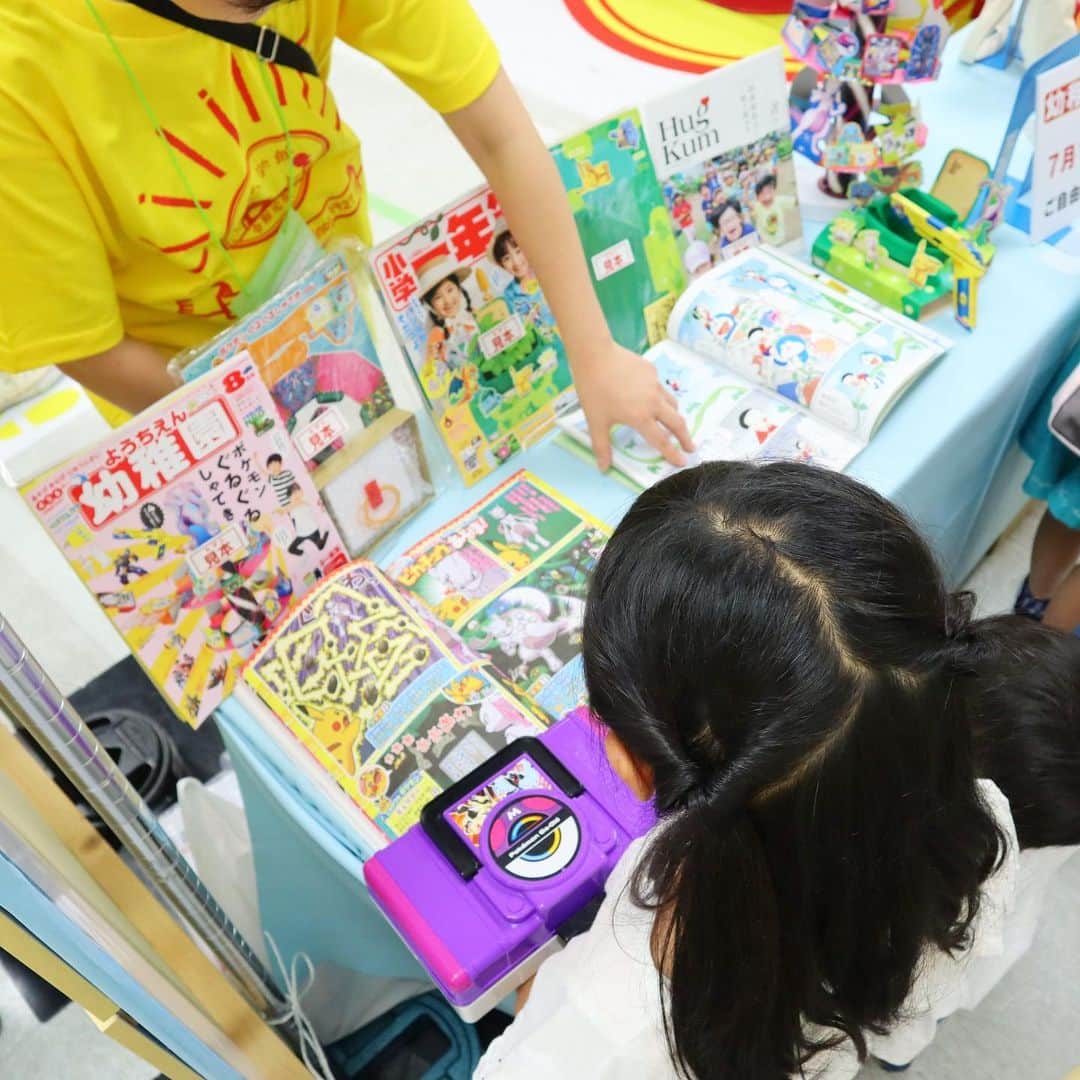 筧沙奈恵さんのインスタグラム写真 - (筧沙奈恵Instagram)「今日は新宿で子どもたちとあんふぁんのぎゅってフェスに行ってきました😊 ・ たくさんのランドセルブースが出ていて、来年小学生になるお子さんたちがたくさん集まっていました✨ ・ 小学館ブースでは、おなじみの勉強マークの一部になって写真が撮れるということで、子どもたちも👧👦 ・ 最後に巨大ガチャガチャに挑戦し、なんと、オリジナルの勉強マークTシャツが当たりました✨勉強マークがプリントされたエコバッグもゲット😍なんだか愛着が湧く✨ ・ 娘は早速Tシャツを着てブースを回りました♪ ・ #あんふぁんぎゅってフェス2019東京 #勉強マーク #小学館 #娘 #5歳 #ラン活 #女の子ママ #男の子ママ #2児ママ」6月30日 18時55分 - sanaekakei