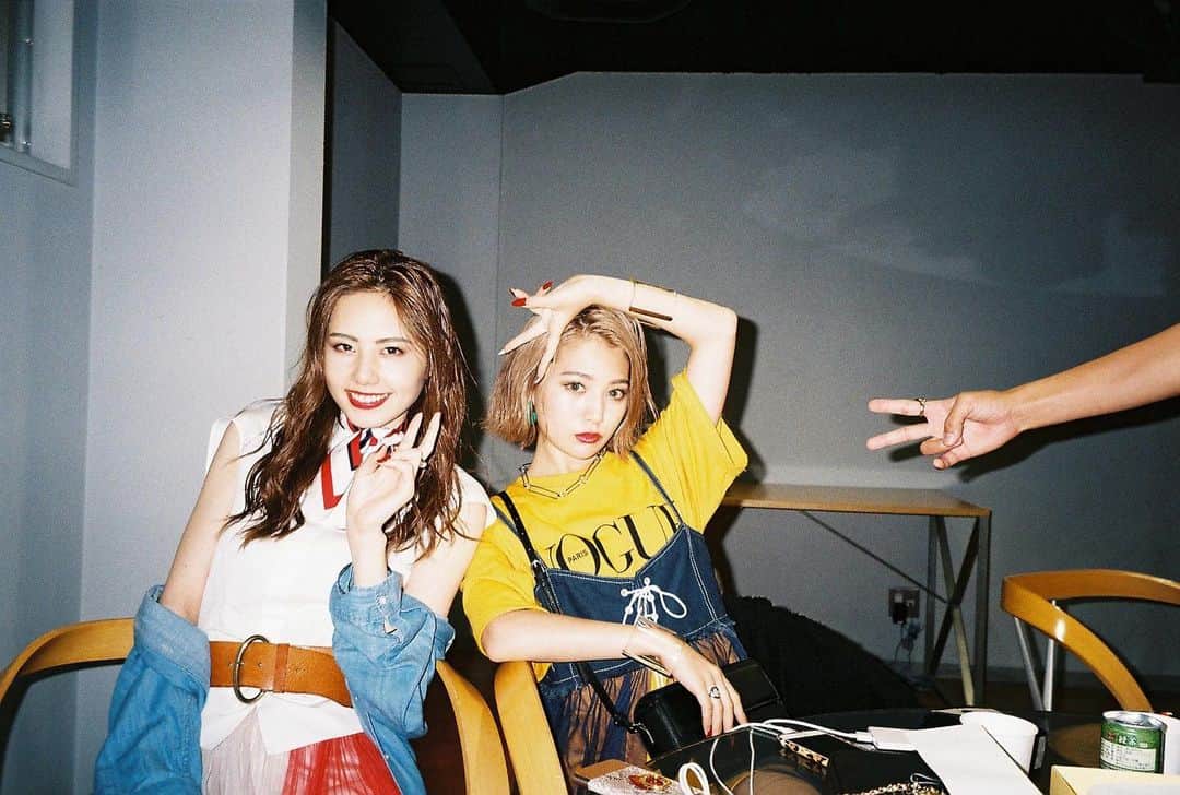 浪花ほのかのインスタグラム：「、 、 、  みんなものっけてるから私も🤭  オープニングの時のオフショ。いとちゃん姉ちゃんと手はかやくん😟」