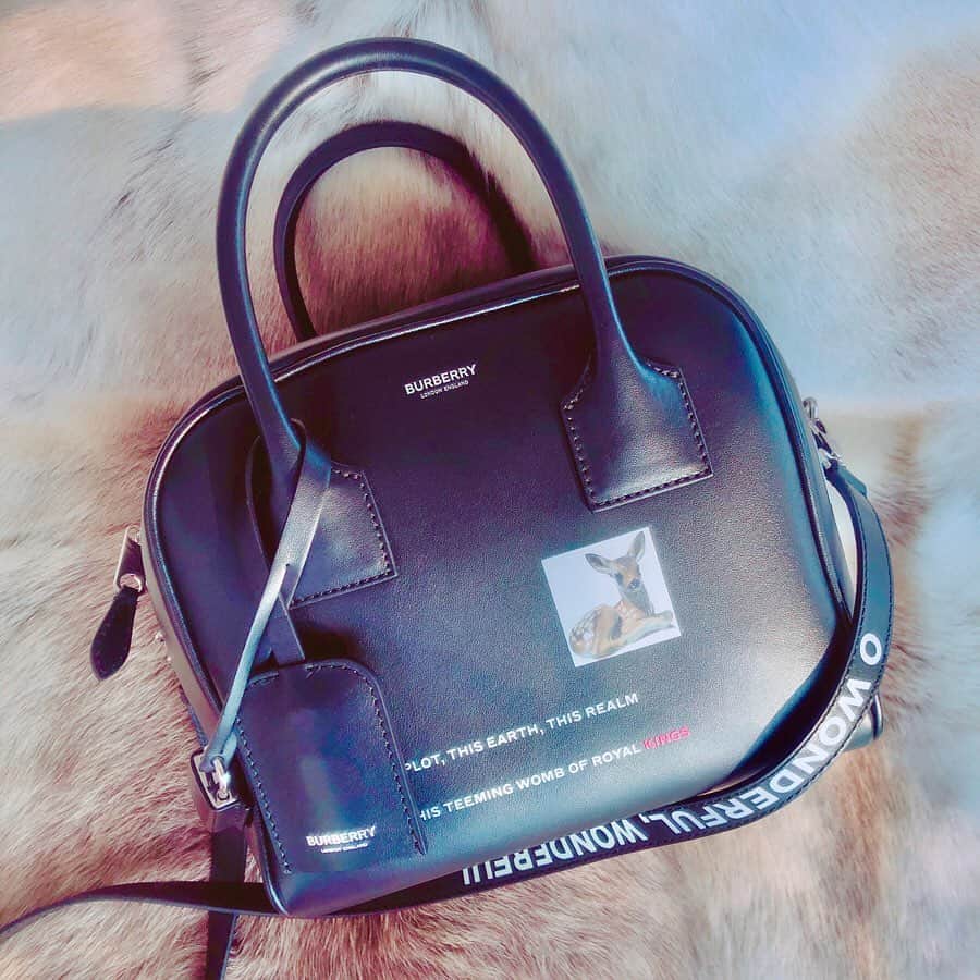 岡田栞奈のインスタグラム：「birthday present🎀 ・ ・ 第2弾は #Burberry のバッグ😍❤️ 容量大きいから 沢山荷物も入るよ〜🧳✨✨ ・ ・ 革が馴染んだらいい感じの 形になりそう〜♪ いっぱい使うっっっ #birthdaypresent #newbag #bag #handbag #thankyou #myfamily #love」