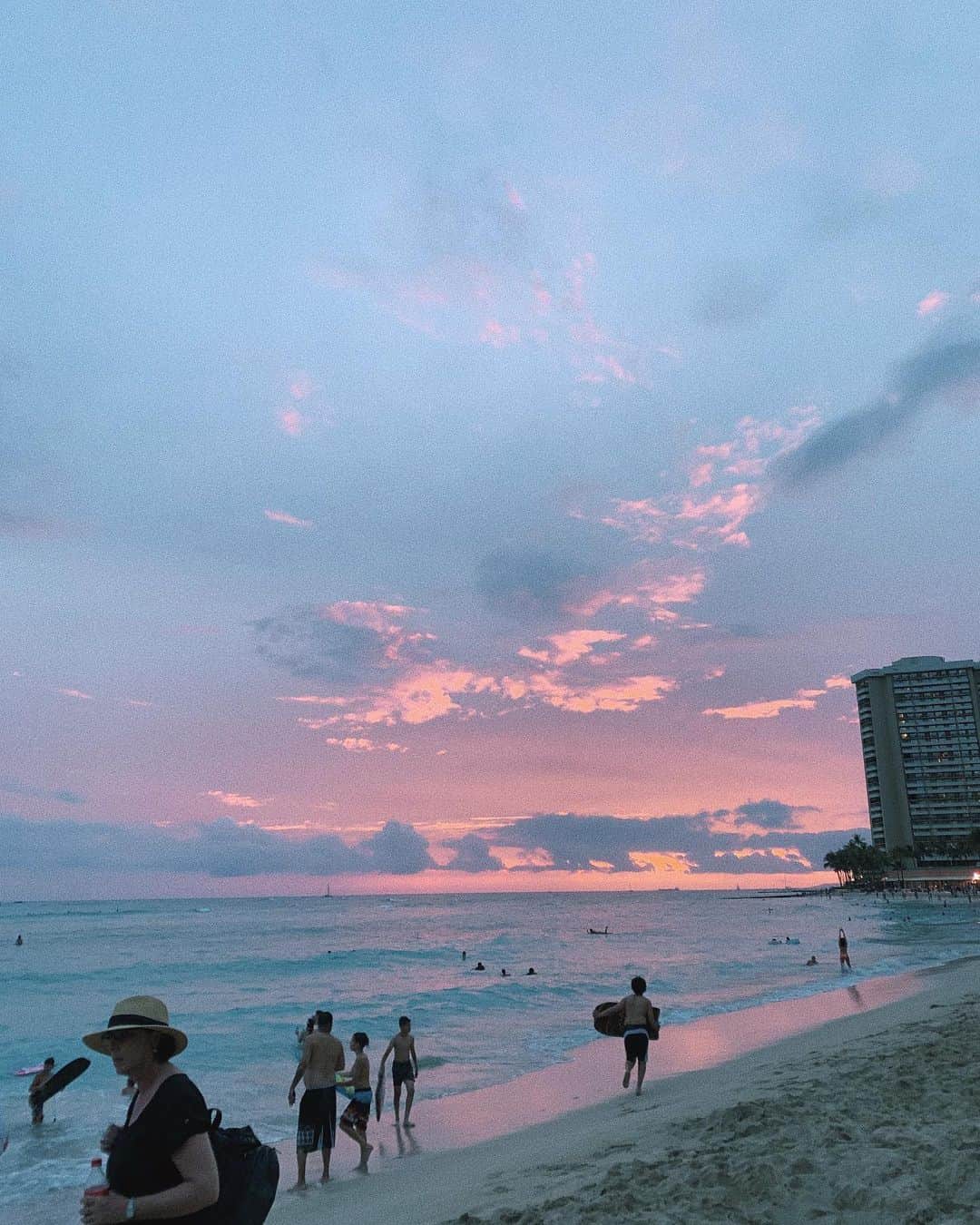 sayocoのインスタグラム：「pink sunset🌞🌅💗 ・ ・ #hawaii#waikikibeach#sunset#sayo_trip」