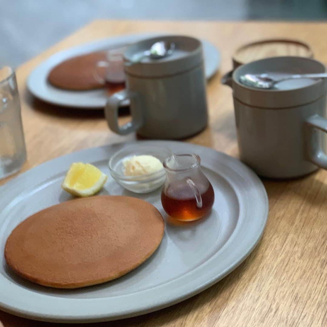 Rubyさんのインスタグラム写真 - (RubyInstagram)「ㅤㅤㅤㅤㅤㅤㅤㅤㅤㅤㅤㅤㅤ 🐶💬 chilling at the cafe on the rainy day ☔️ カフェでお茶してきたよ。 ㅤㅤㅤㅤㅤㅤㅤㅤㅤㅤㅤㅤㅤ ㅤㅤㅤㅤㅤㅤㅤㅤㅤㅤㅤㅤㅤ ちなみにママは今日はカフェのはしご3店舗もしていたよ。 「ママさん、そんなんじゃ太るよ〜😆あたしパンケーキ食べてあげるね」って言ったのに、ママは1人でパクパク食べちゃいました🥞 ㅤㅤㅤㅤㅤㅤㅤㅤㅤㅤㅤㅤㅤ  ① ママのお洋服はビーツ色なんだって。ビーツは着るんじゃなくて食べなきゃね。 ② 🥞 あたしが食べてあげるよ。 ③ ママの親友とママはお揃いがいっぱい。 このカバンはルビーもお揃いだよ。あたしのバッグは真ん中の。ママのお友達のバッグは1番大きいの。ママのは1番小さいサイズ。三姉妹バッグだよ。可愛いでしょ。 ④ ママのカフェ活1: 米粉のマフィンと穀物コーヒー ⑤ ママのカフェ活2: メープルベーコンマフィン。ママはベーコンにはメープルシロップをかけて食べるよ。アメリカンな舌だよね。太るよ、ママさん。 ⑥ パンケーキ美味しそう🥞 ⑦ ⑧ 今日はお揃いアクセってパシャパシャ撮っていたよ。あたしはあくびがでちゃったよ。ママのピアスとネックレスもお揃いだよ。 #yorkie #ヨーキー #yorkshireterrier #ヨークシャテリア #katespade #loveinspades #ケイトスペード #ラブインスペード #六本木ヒルズ #麻布十番 #カフェ活 #朝活」6月30日 19時00分 - ruby_the_yorkie