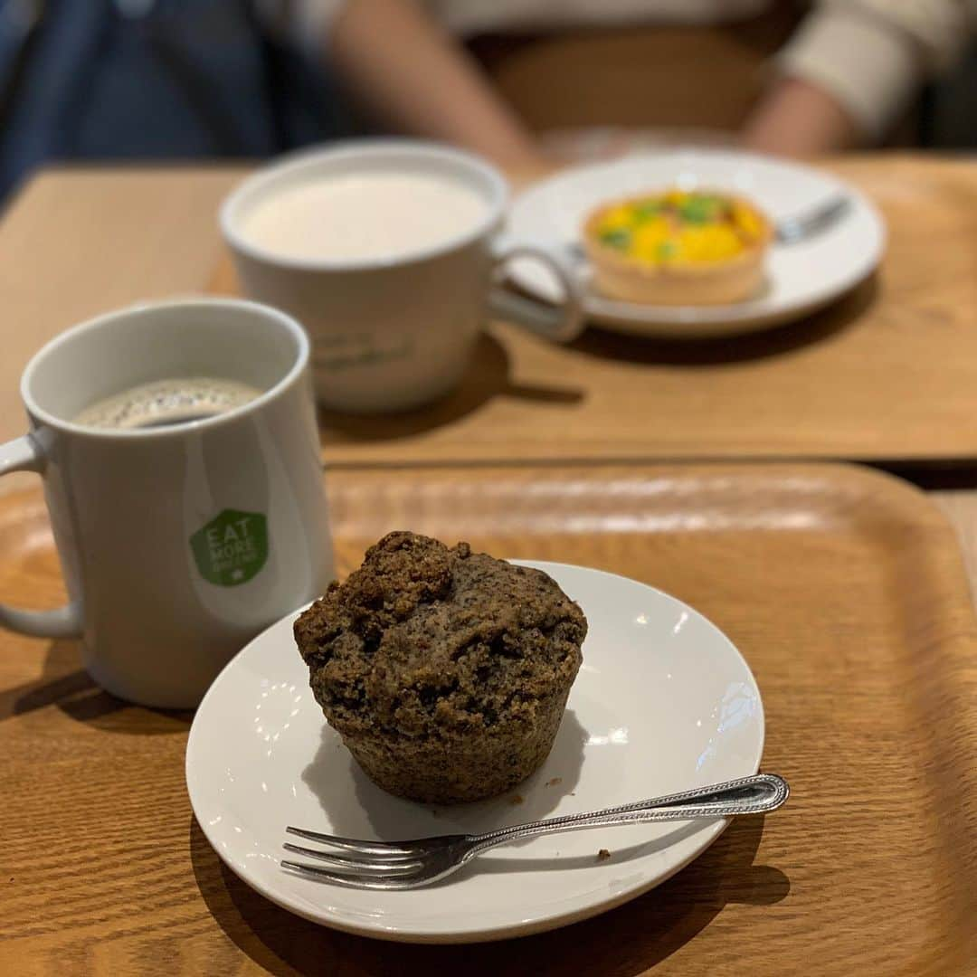 Rubyさんのインスタグラム写真 - (RubyInstagram)「ㅤㅤㅤㅤㅤㅤㅤㅤㅤㅤㅤㅤㅤ 🐶💬 chilling at the cafe on the rainy day ☔️ カフェでお茶してきたよ。 ㅤㅤㅤㅤㅤㅤㅤㅤㅤㅤㅤㅤㅤ ㅤㅤㅤㅤㅤㅤㅤㅤㅤㅤㅤㅤㅤ ちなみにママは今日はカフェのはしご3店舗もしていたよ。 「ママさん、そんなんじゃ太るよ〜😆あたしパンケーキ食べてあげるね」って言ったのに、ママは1人でパクパク食べちゃいました🥞 ㅤㅤㅤㅤㅤㅤㅤㅤㅤㅤㅤㅤㅤ  ① ママのお洋服はビーツ色なんだって。ビーツは着るんじゃなくて食べなきゃね。 ② 🥞 あたしが食べてあげるよ。 ③ ママの親友とママはお揃いがいっぱい。 このカバンはルビーもお揃いだよ。あたしのバッグは真ん中の。ママのお友達のバッグは1番大きいの。ママのは1番小さいサイズ。三姉妹バッグだよ。可愛いでしょ。 ④ ママのカフェ活1: 米粉のマフィンと穀物コーヒー ⑤ ママのカフェ活2: メープルベーコンマフィン。ママはベーコンにはメープルシロップをかけて食べるよ。アメリカンな舌だよね。太るよ、ママさん。 ⑥ パンケーキ美味しそう🥞 ⑦ ⑧ 今日はお揃いアクセってパシャパシャ撮っていたよ。あたしはあくびがでちゃったよ。ママのピアスとネックレスもお揃いだよ。 #yorkie #ヨーキー #yorkshireterrier #ヨークシャテリア #katespade #loveinspades #ケイトスペード #ラブインスペード #六本木ヒルズ #麻布十番 #カフェ活 #朝活」6月30日 19時00分 - ruby_the_yorkie