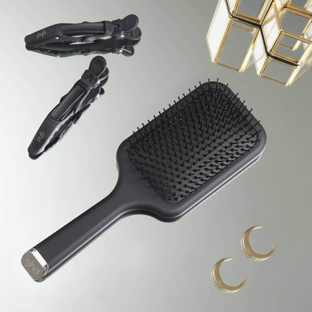 ghd hairさんのインスタグラム写真 - (ghd hairInstagram)「The ghd paddle brush is ideal for: detangling ✔️ smoothing ✔️blow dry styling ✔️ #ghd #goodhairday #ghdbrushes #hairessentials」6月30日 19時00分 - ghdhair