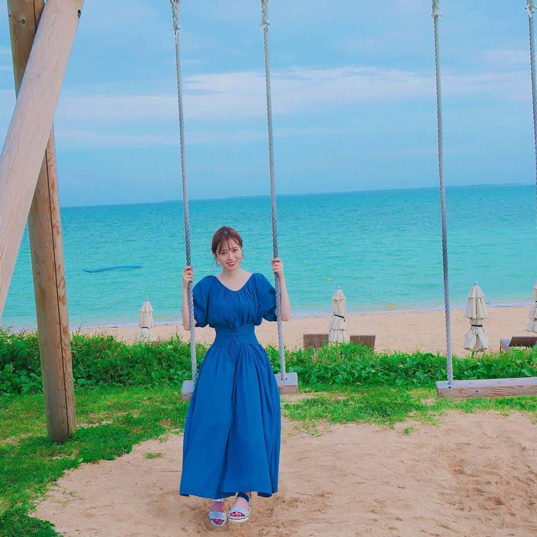 黒坂優香子さんのインスタグラム写真 - (黒坂優香子Instagram)「🏝🌈 ・ ・ ・ ワンピースは @snidelで去年買ったもの🦋 ウエストラインが綺麗に出るシルエットが女性らしくてとてもお気に入りなの💕 ・ ・  鮮やかな色のドラマチックなワンピースがとても大好き👗✨ ・ ・ #小浜島 #snidel #ゆかこーで」6月30日 19時10分 - yukakokurosaka0606