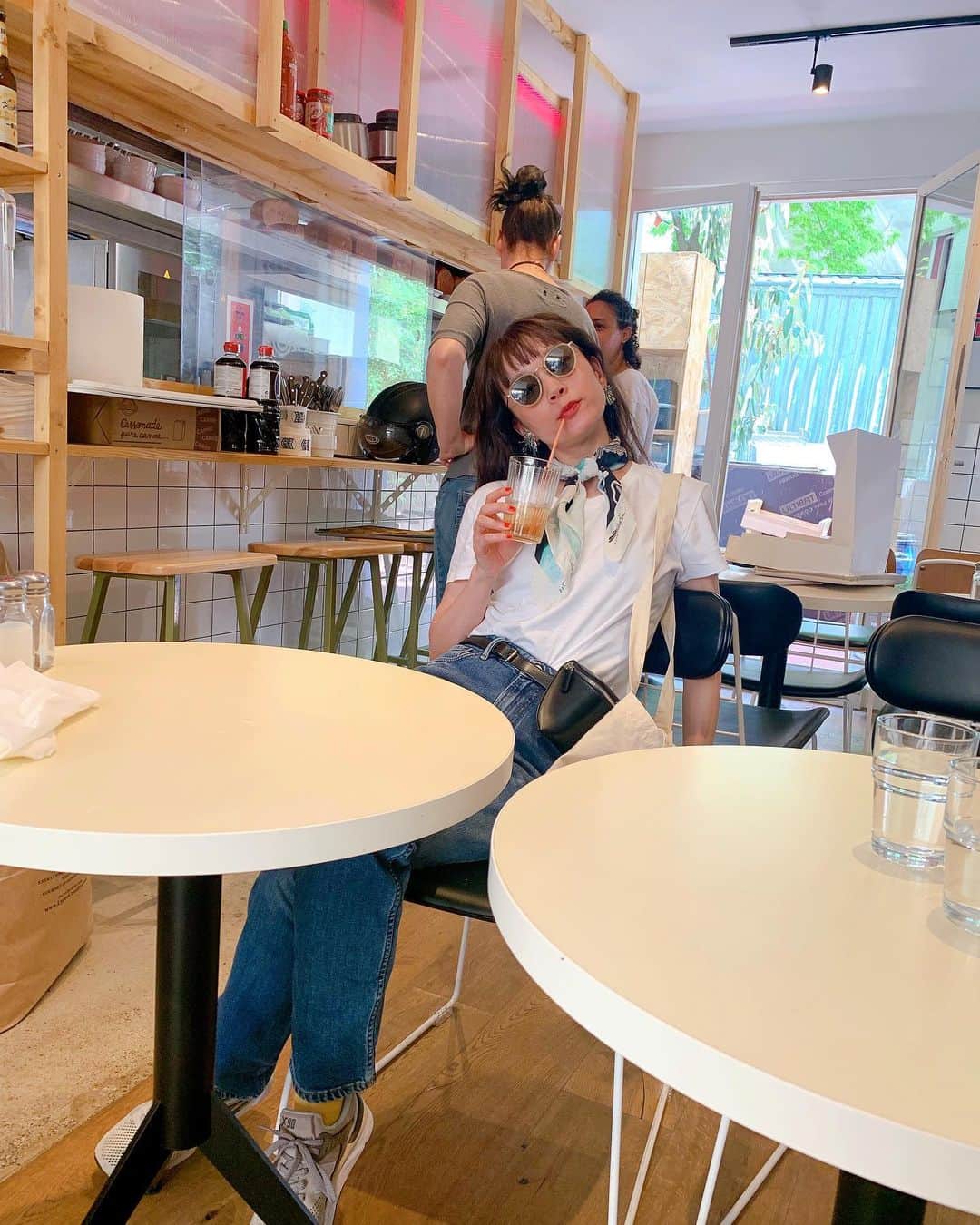 のインスタグラム：「パン屋さんHART BAGERIのＴシャツとACNEのデニムは今回の旅でゲット♡👖パリは暑いのでちょこちょこ水分補給🥛でもね、今日はわりと涼しくて過ごしやすいです🍞  #paris #acne #hart」