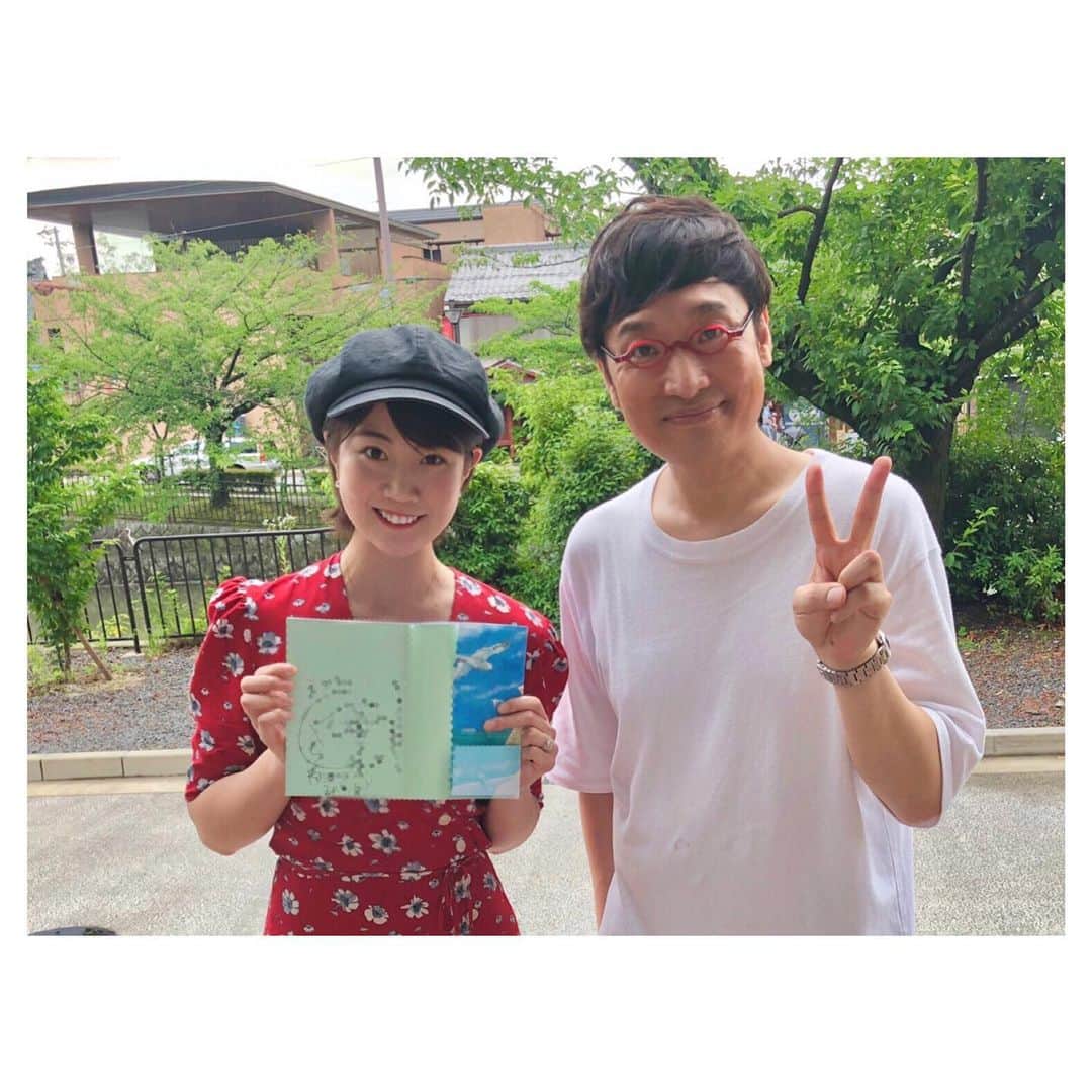 西木恵美里のインスタグラム：「南海キャンディーズ山里亮太さま(@ryotayamasato) ご結婚後初の140京都へ行ってきました！  はぁ〜楽しかった〜〜😂 . . この写真、私、顔引きつりすぎてヤバイけど（笑） 私は変わらず山里さんリスペクトしてます！ 皆さまご安心ください！(？) . .  ２枚目は山里さまInstagramより。 この写真の右上あたりに映ってるはずですが、後光さしすぎてわからん！😂けど、ステキな思い出！！ #山里亮太の140」
